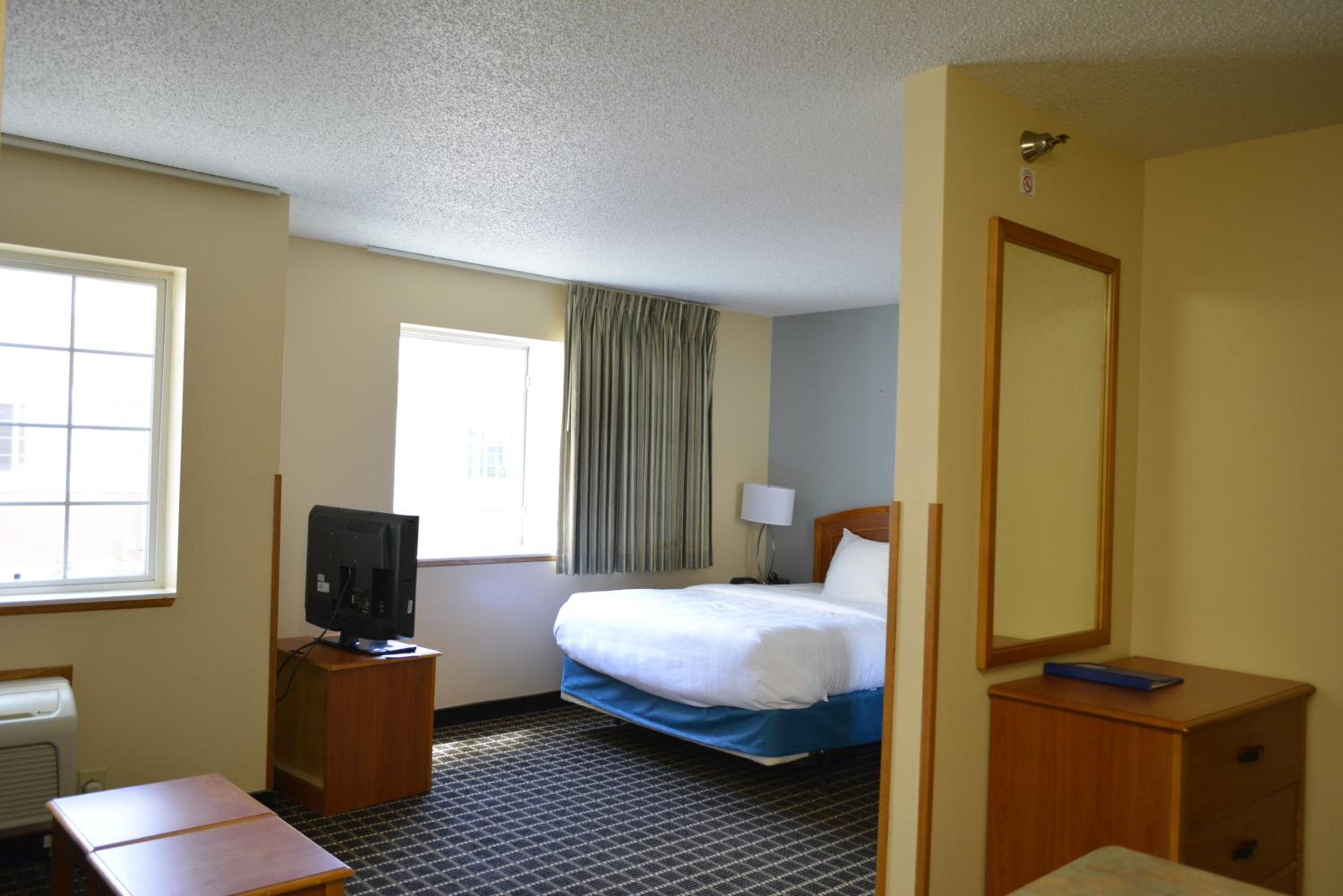 Queen Suite - Non-Smoking - Photo 14