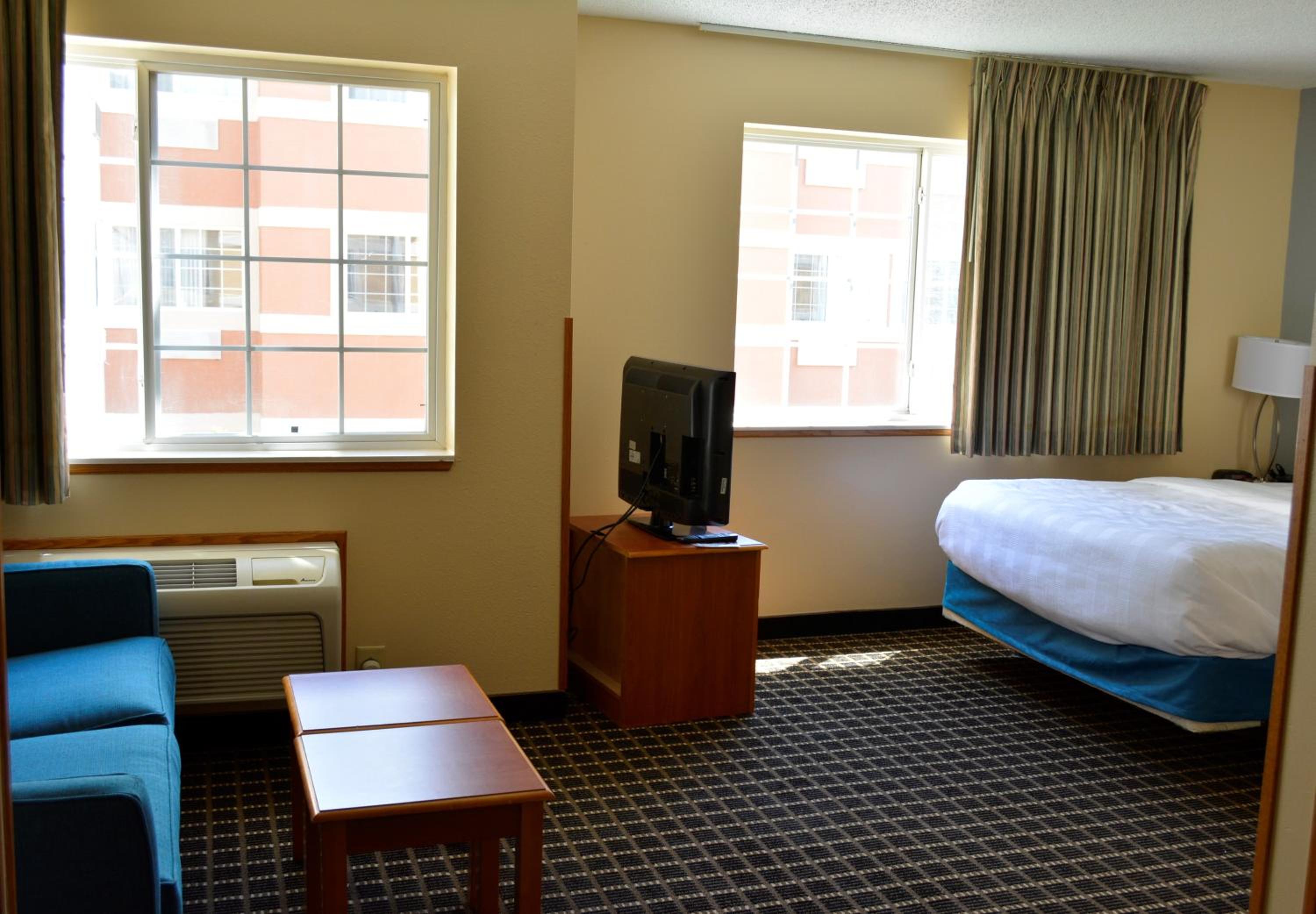 Queen Suite - Non-Smoking - Photo 3