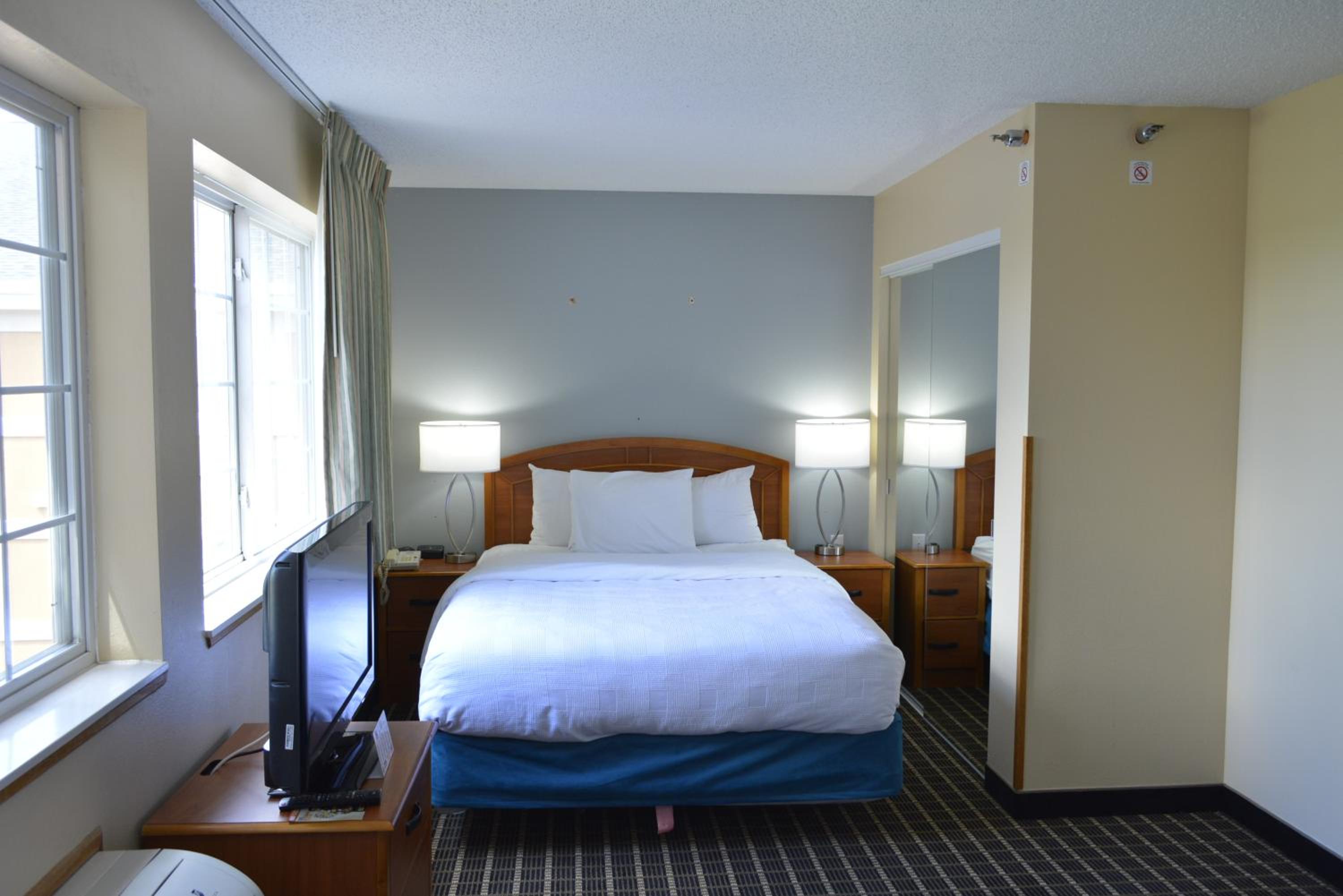 Queen Suite - Non-Smoking - Photo 8
