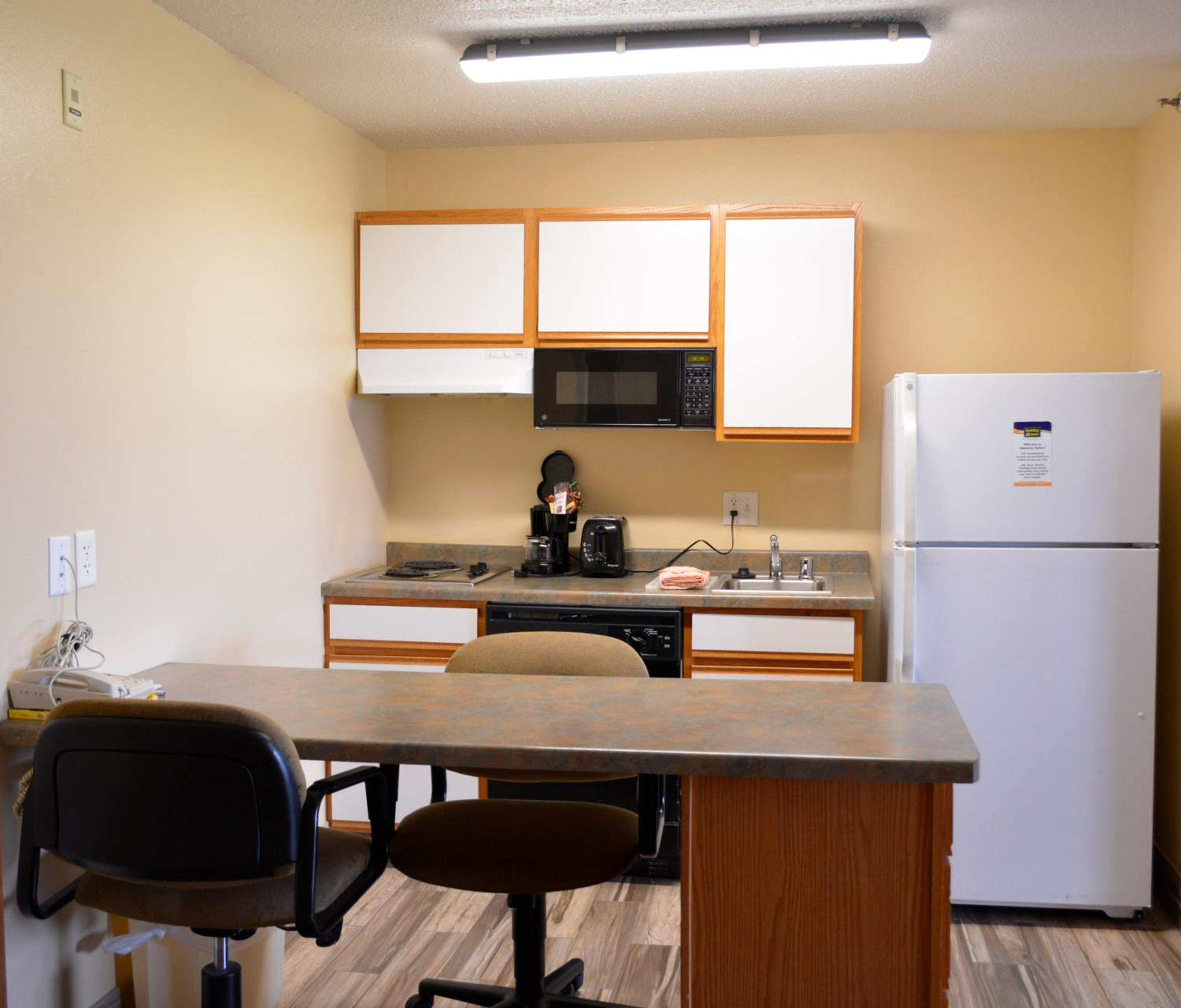 Queen Suite - Non-Smoking - Photo 5