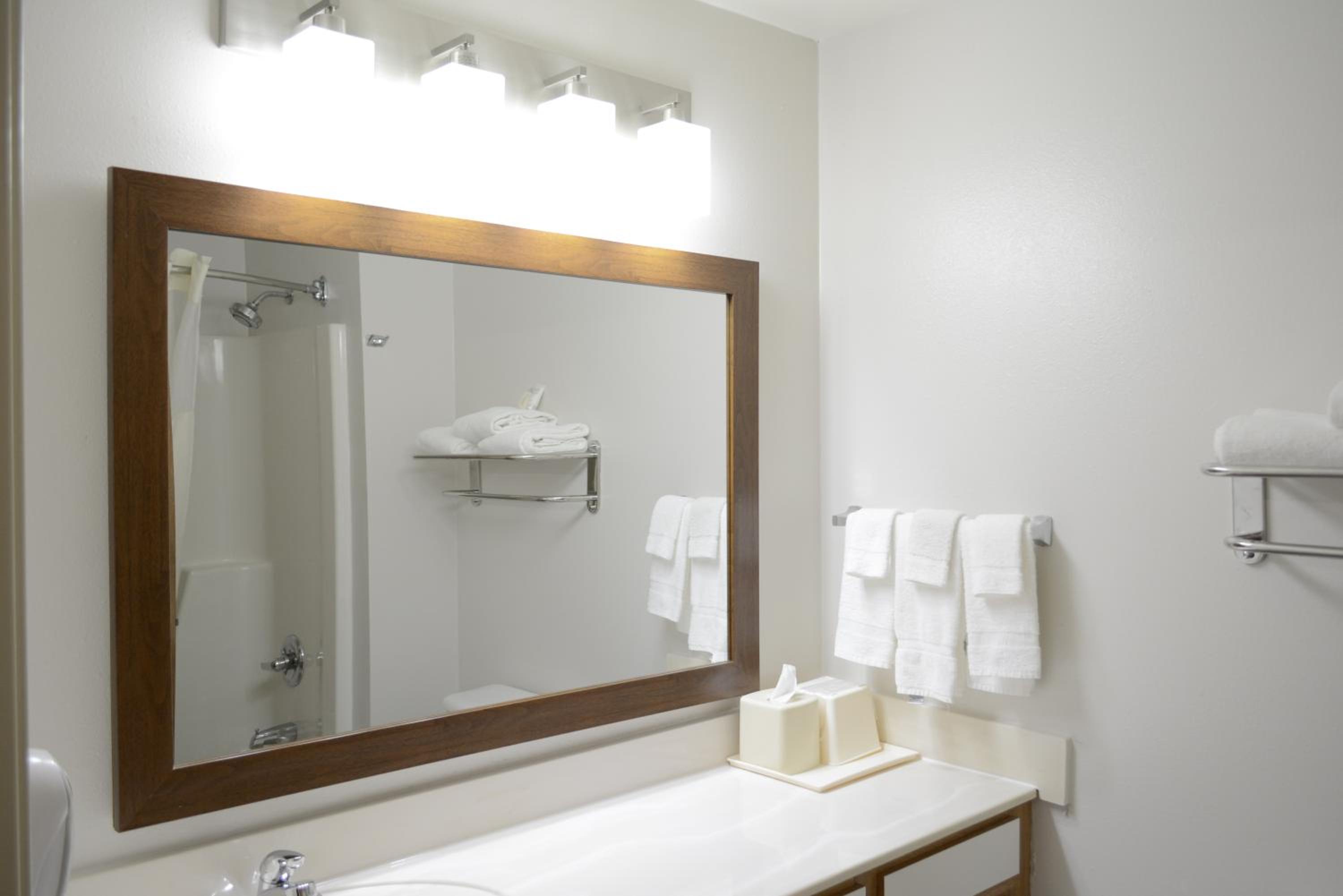 Queen Suite - Non-Smoking - Photo 11