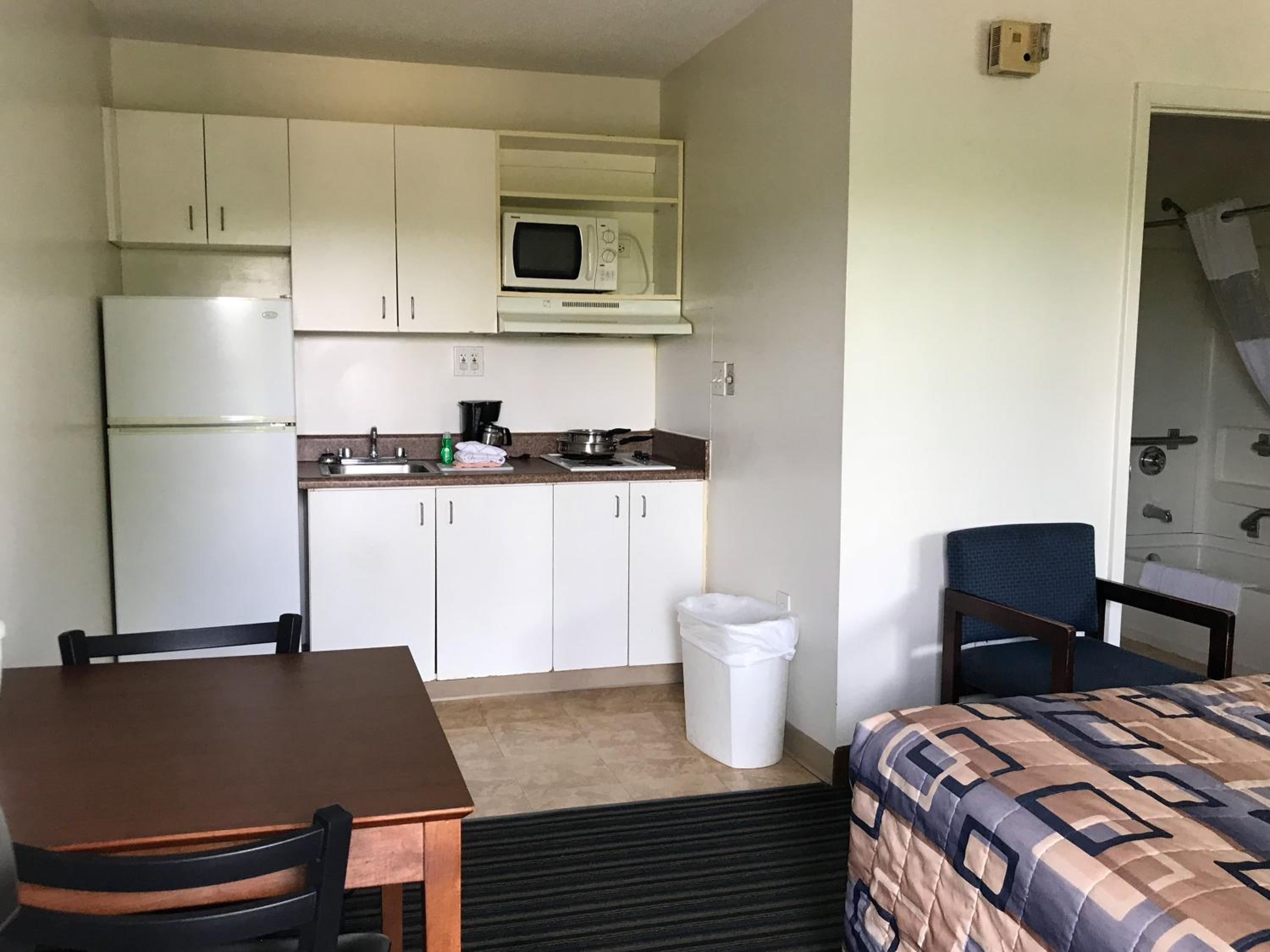 Queen Room - Disability Access - Non-Smoking - Photo 9