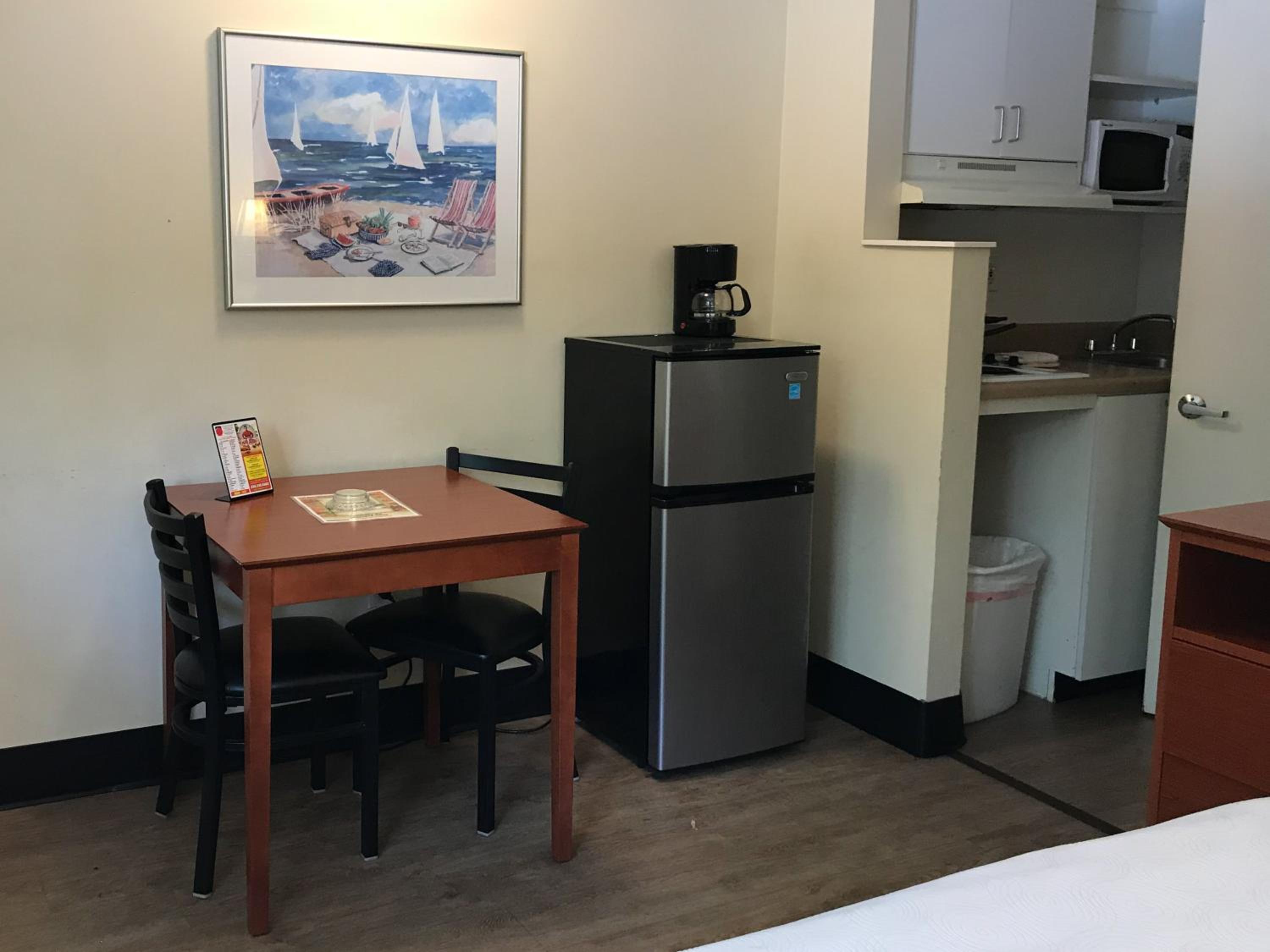 Queen Room - Disability Access - Non-Smoking - Photo 6