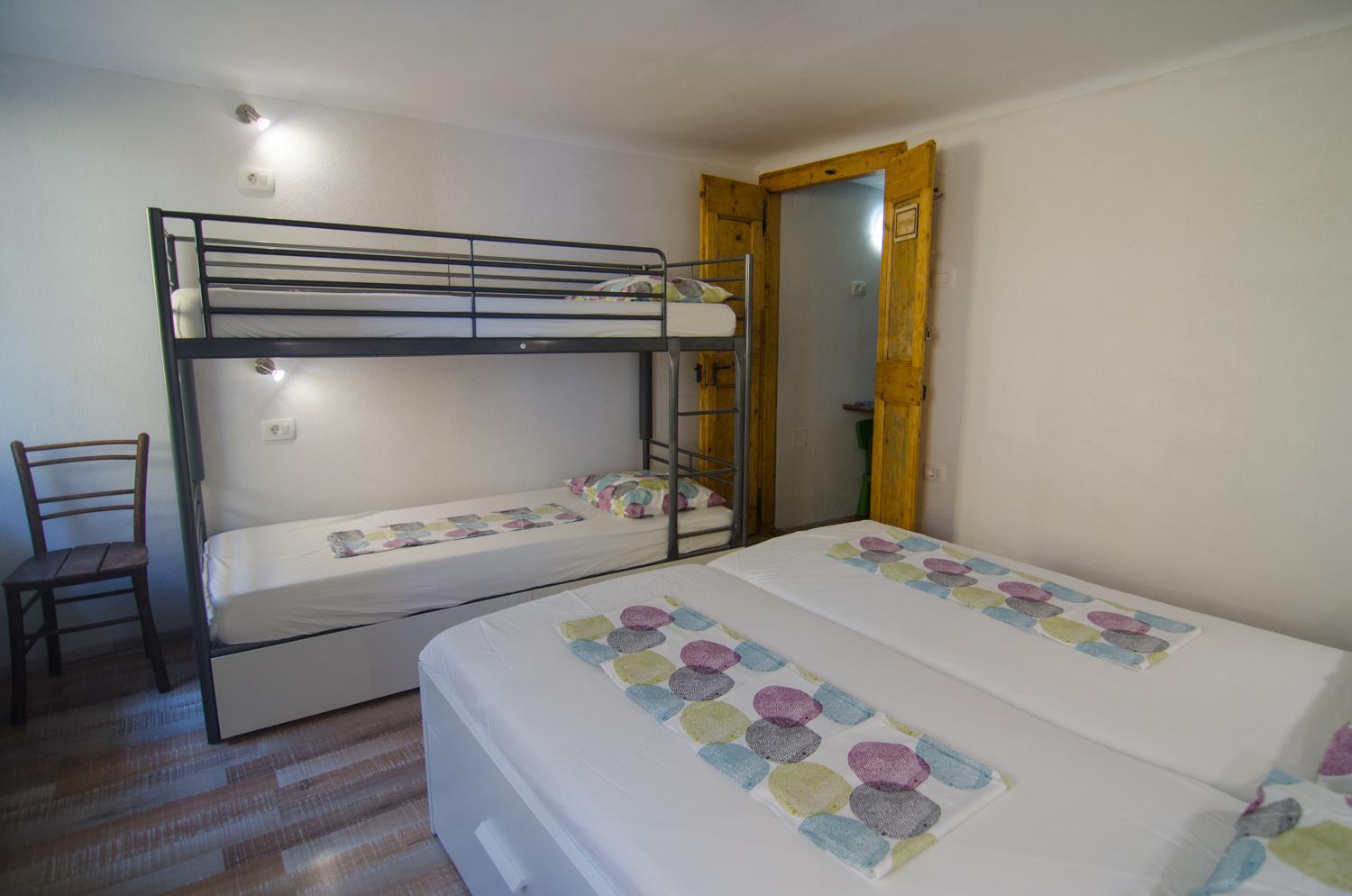 Quadruple Room with Shared Bathroom photo 2