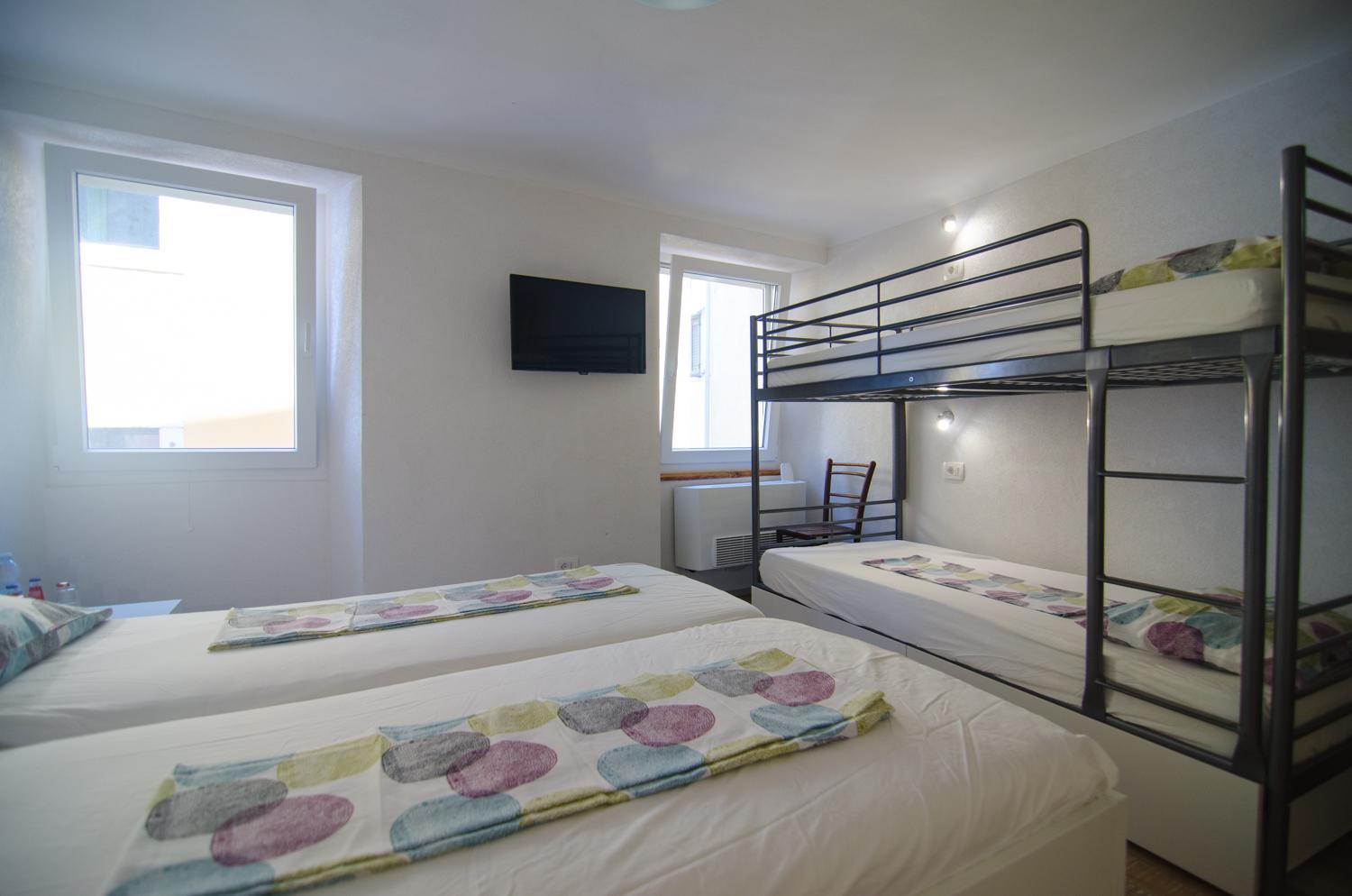 Quadruple Room with Shared Bathroom photo 3
