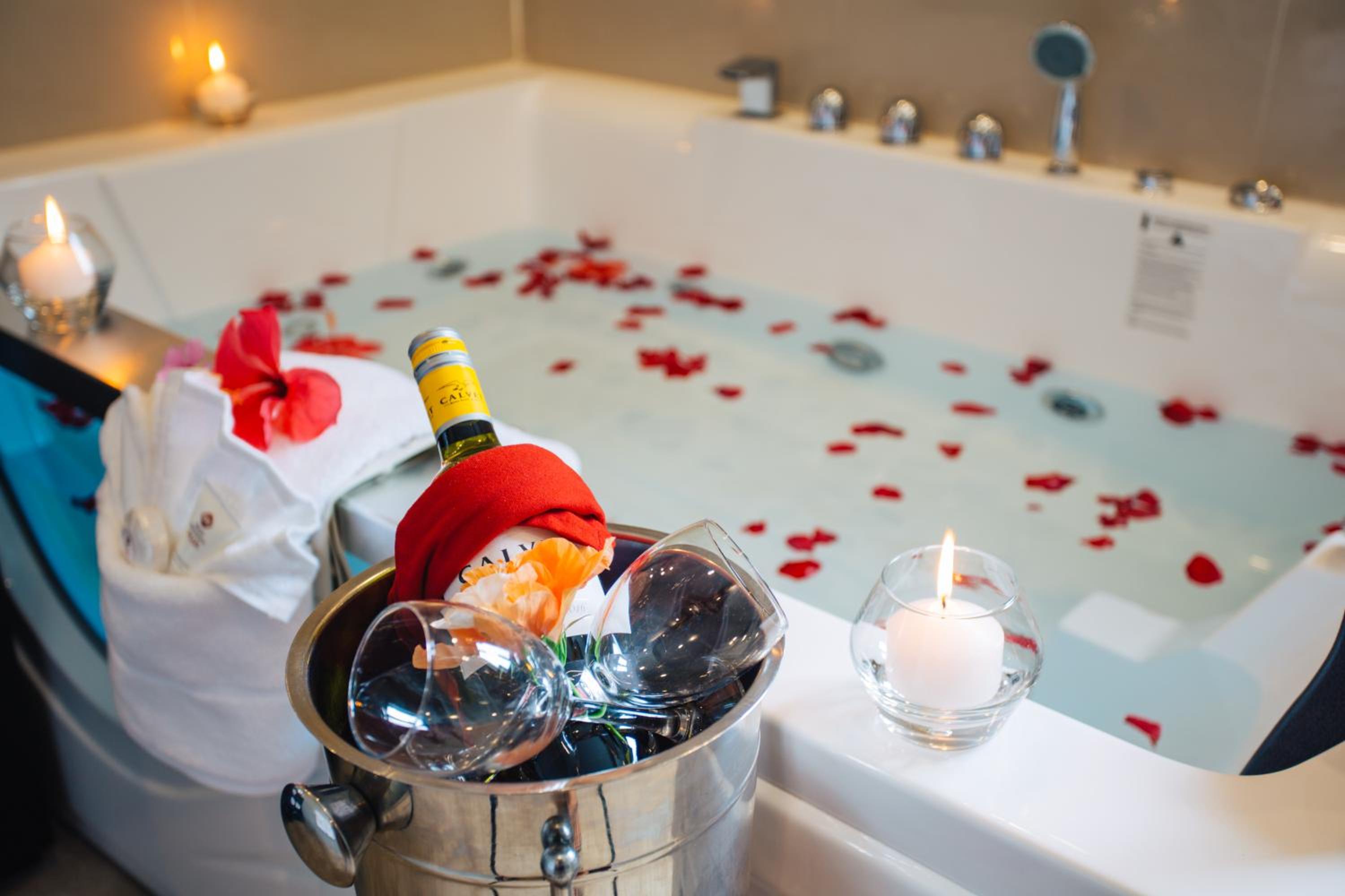 Junior Suite with Hot Tub - Non Smoking - Photo 13