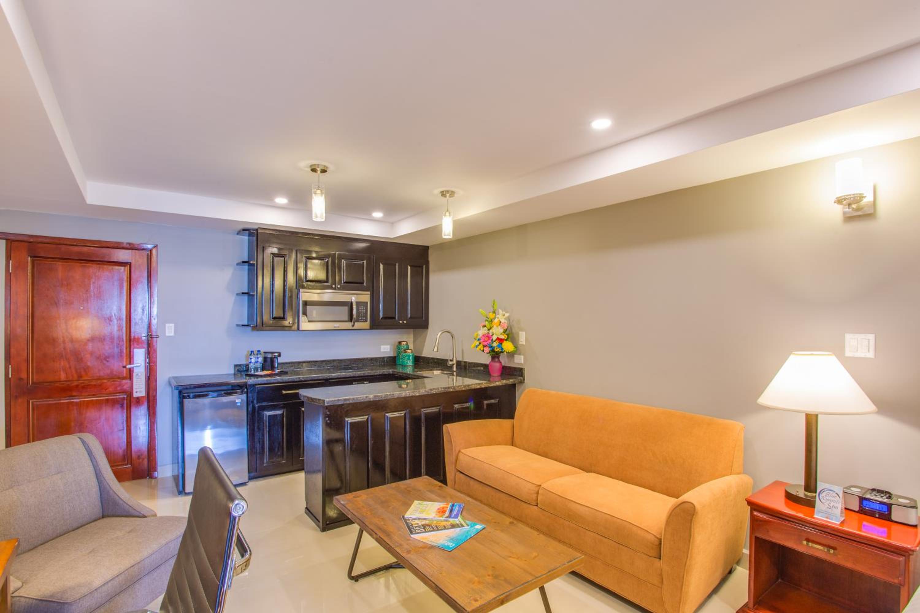 Junior Suite with Hot Tub - Non Smoking - Photo 10
