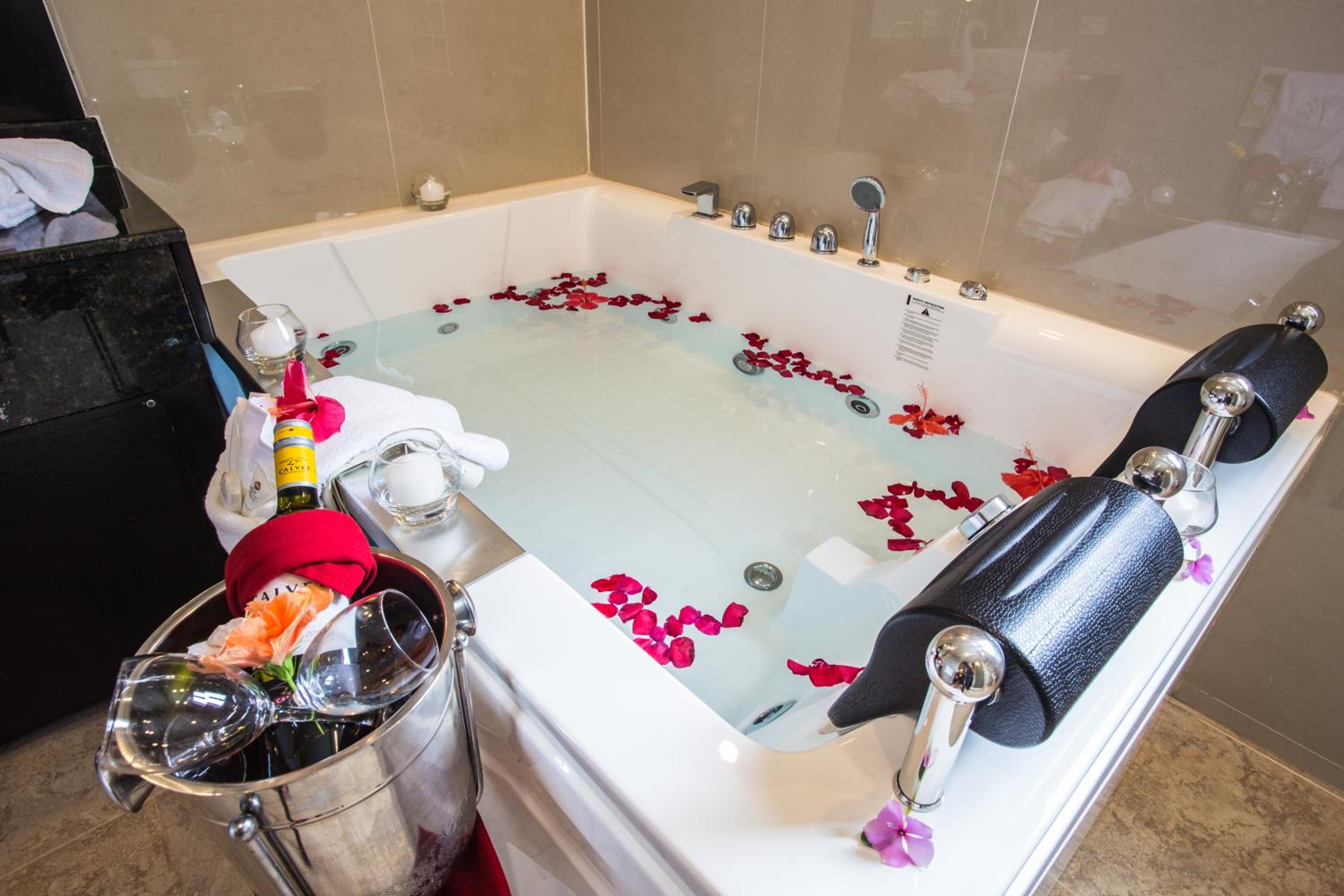 Junior Suite with Hot Tub - Non Smoking - Photo 15