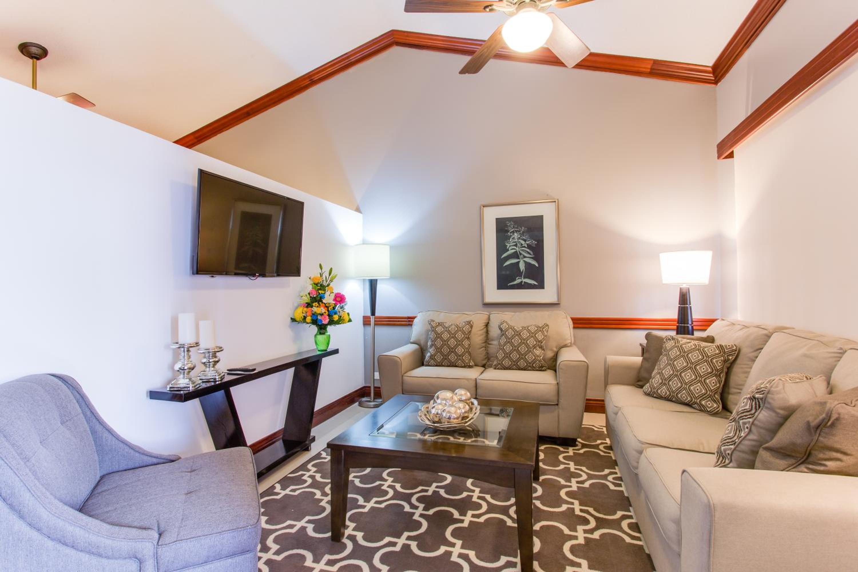 Junior King Suite with Living Room - Non-Smoking - Photo 7