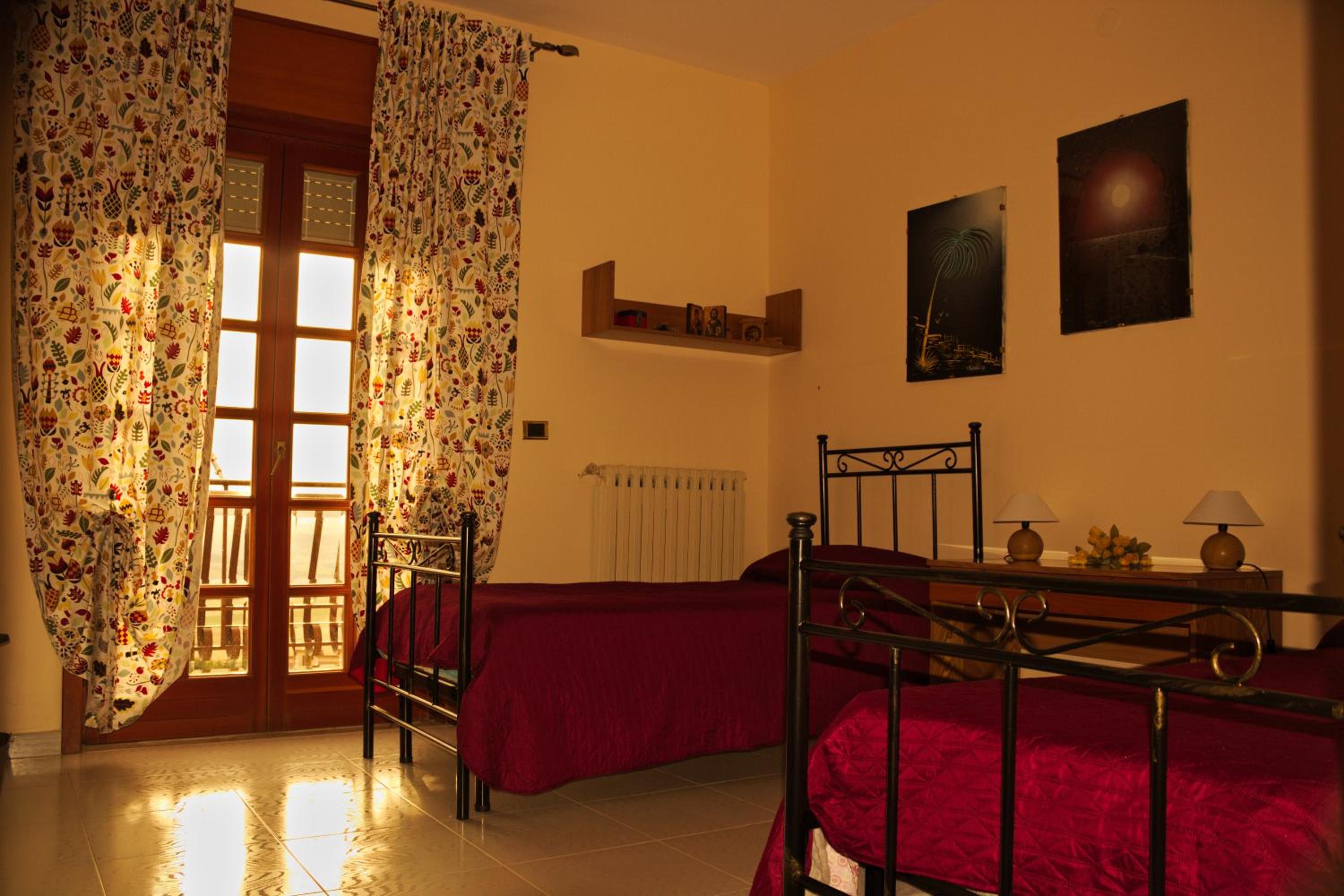 Twin Room with Balcony - Photo 3