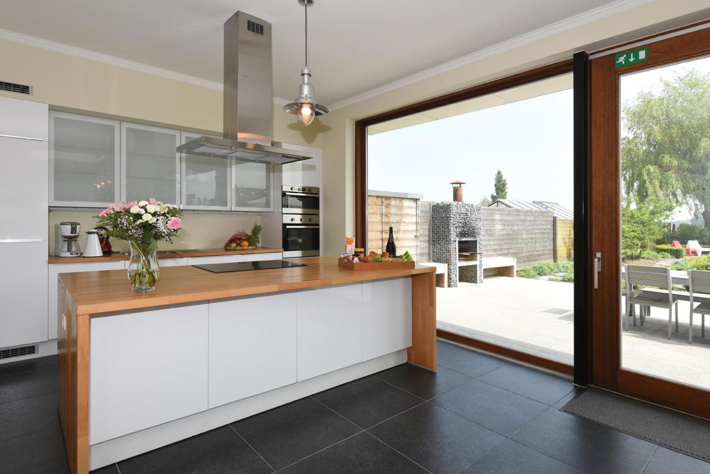 Six-Bedroom House photo 3