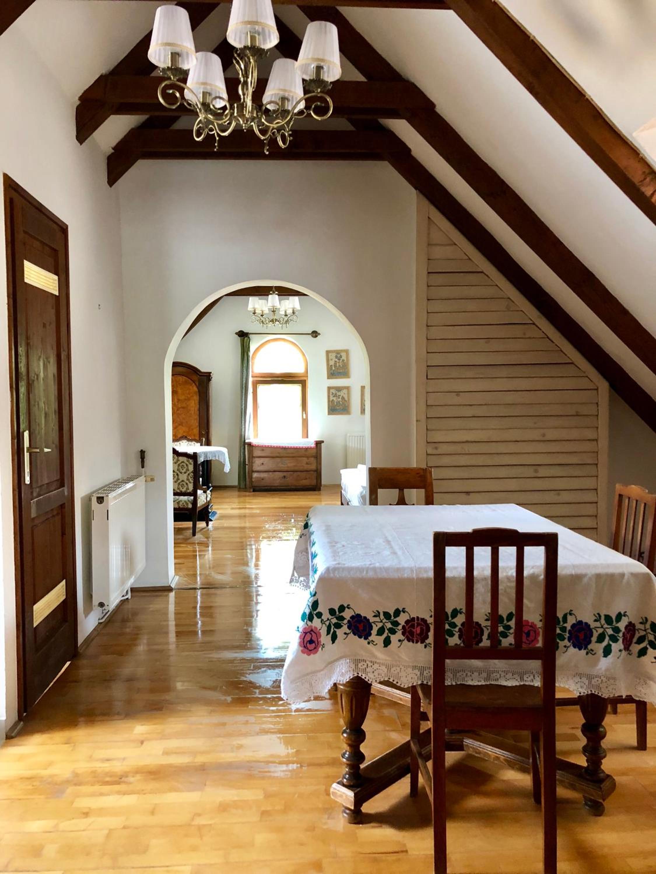  Spacious king room with sofa bed