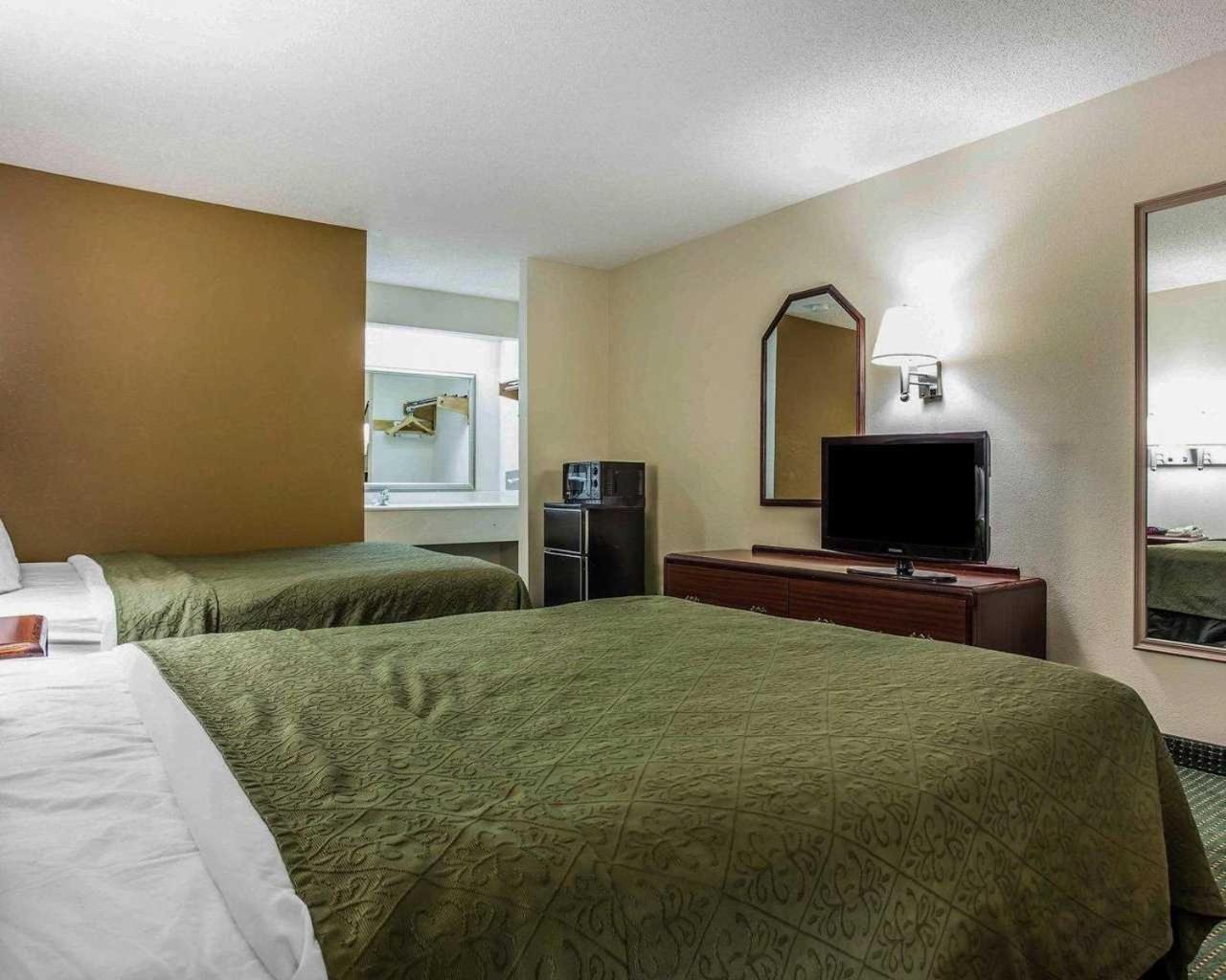 Queen Room with Two Queen Beds - Smoking - Photo 2