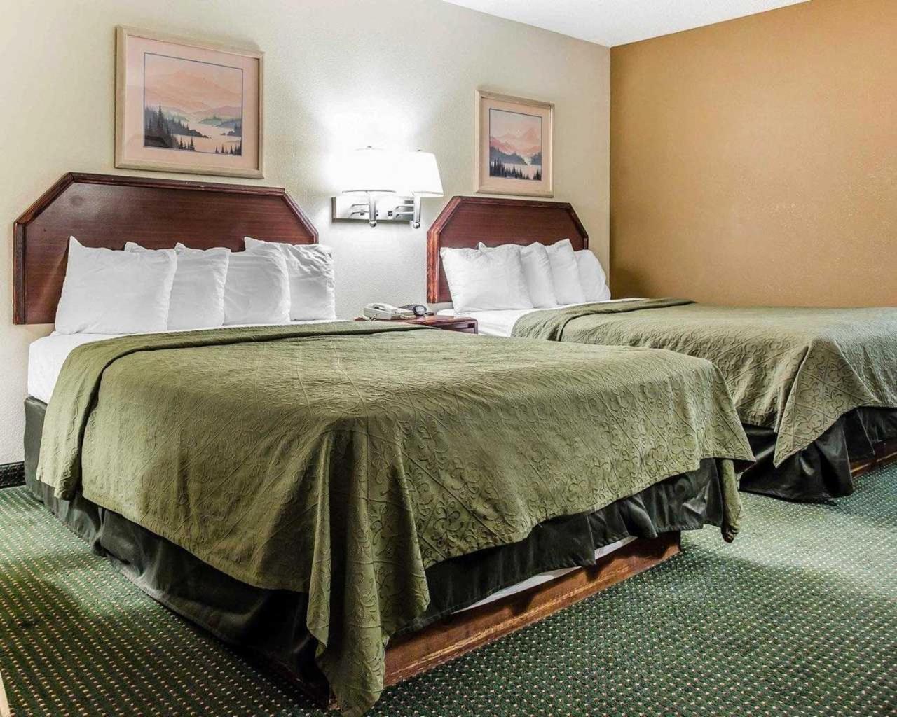 Queen Room with Two Queen Beds - Smoking - Photo 3