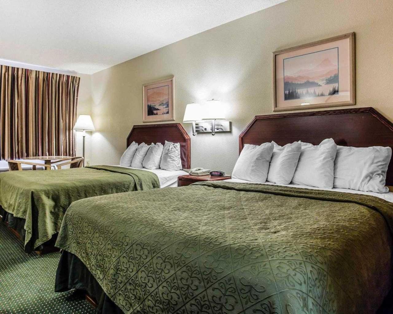 Queen Room with Two Queen Beds - Smoking - Photo 4