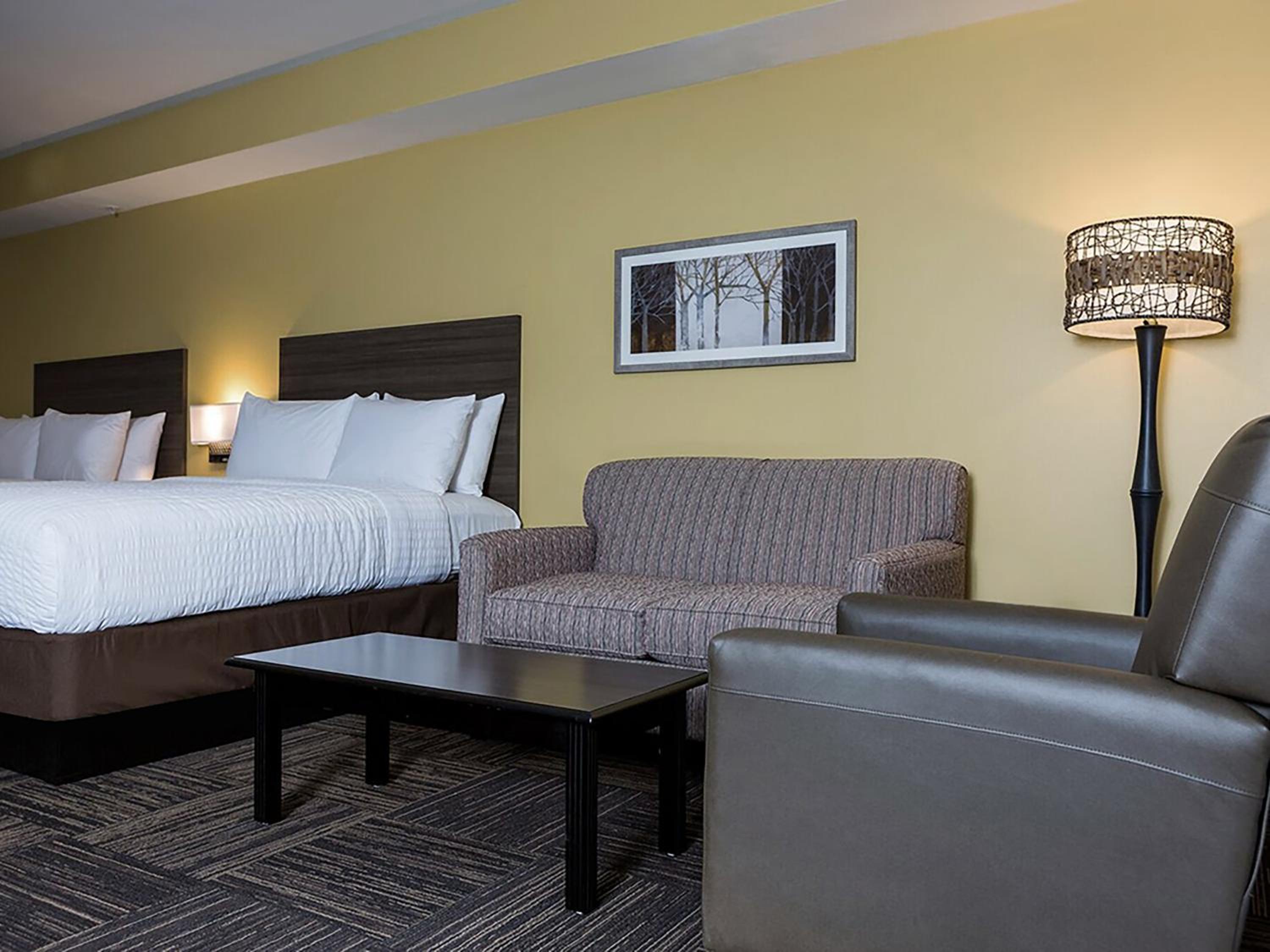 Deluxe Studio with 2 Queen Beds - Non-Smoking photo 1