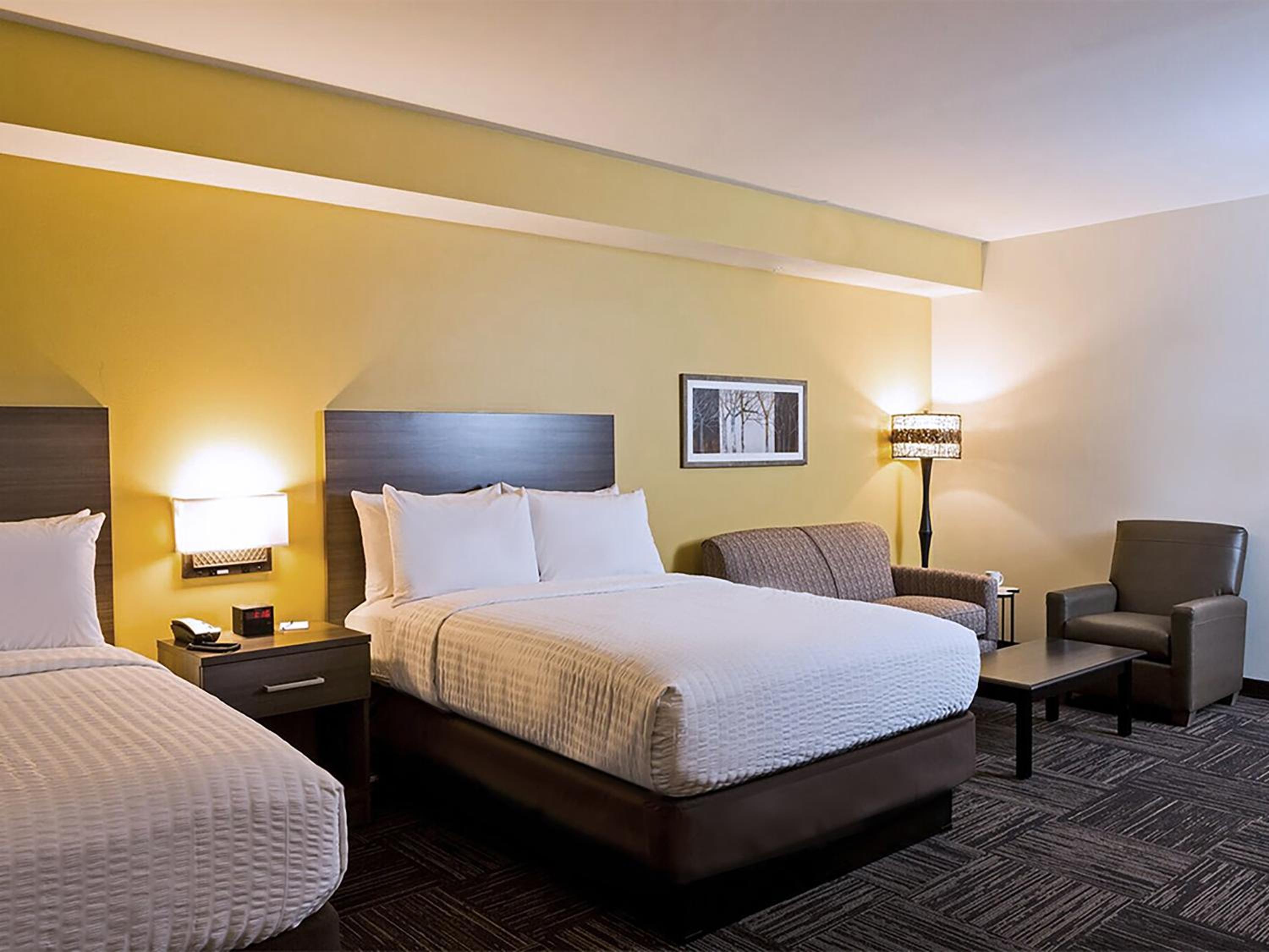Deluxe Studio with 2 Queen Beds - Non-Smoking photo 2