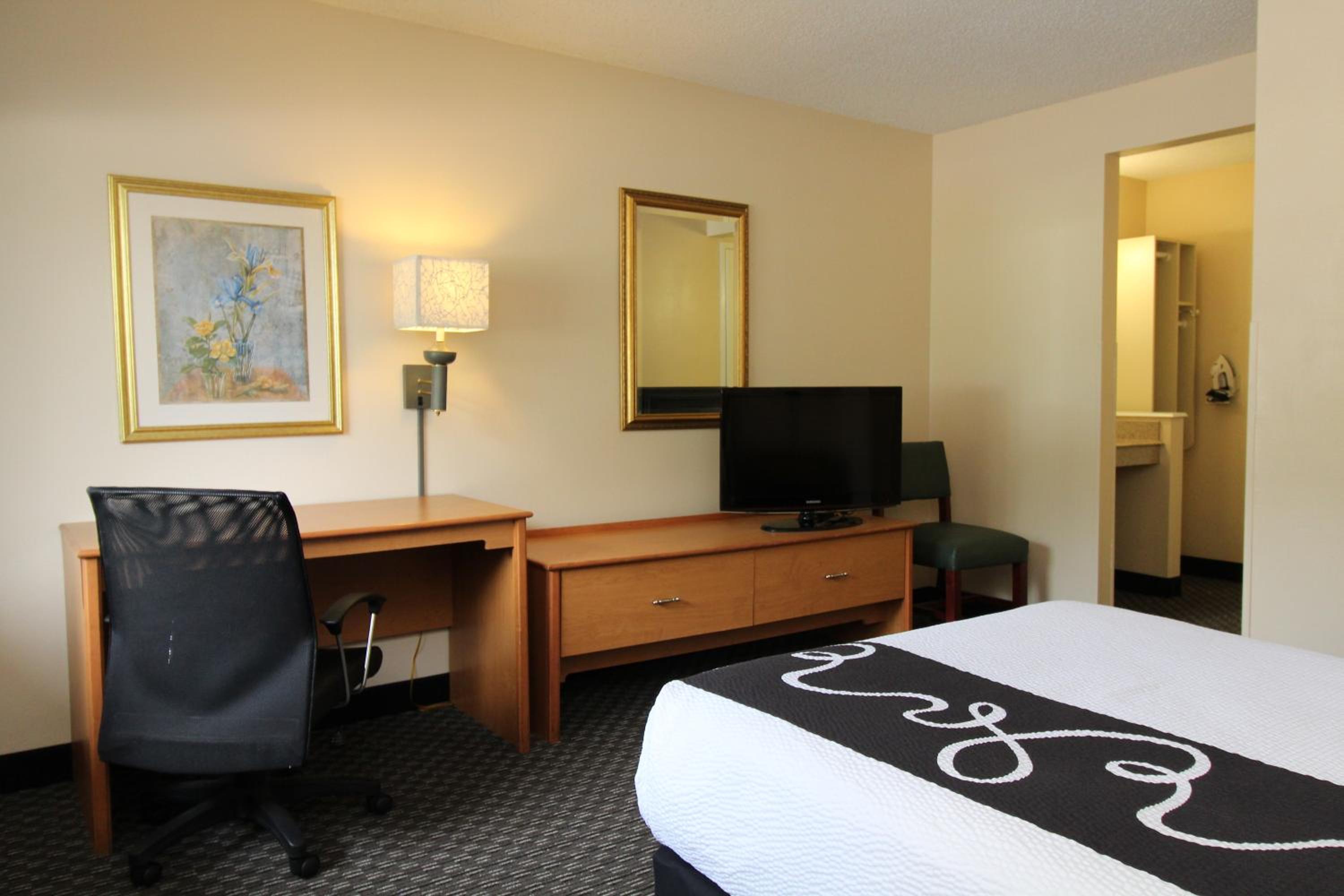 Double Room with Bath Tub - Mobility Accessible/Non-Smoking - Photo 1