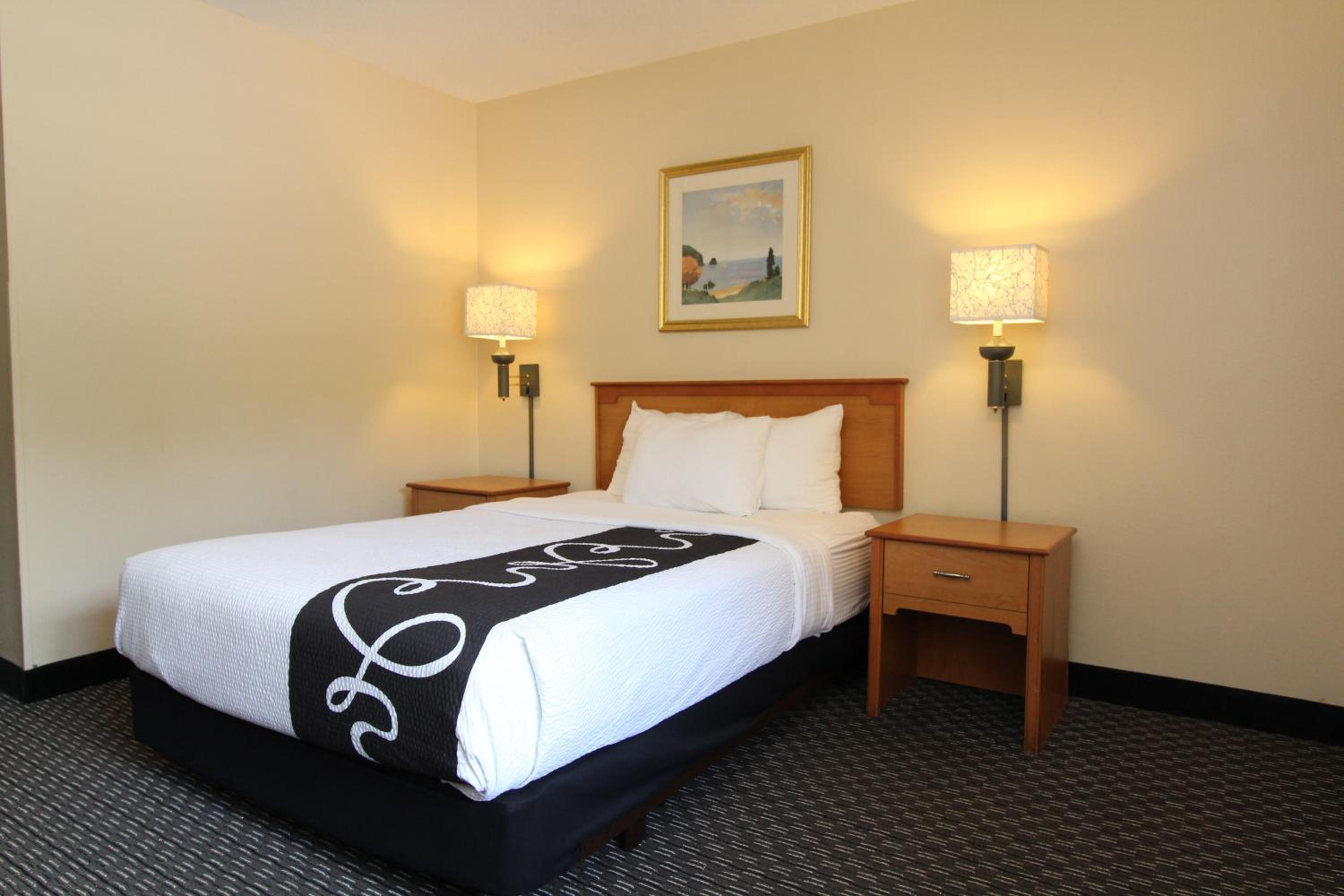 Double Room with Bath Tub - Mobility Accessible/Non-Smoking - Photo 2