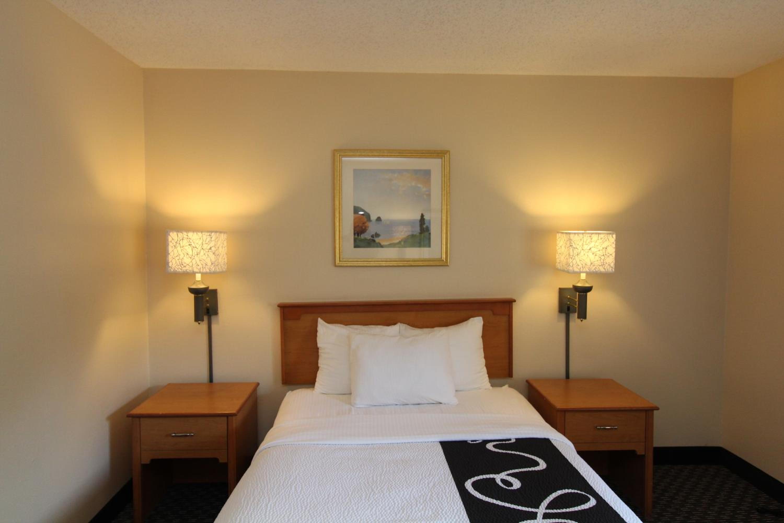 Double Room with Bath Tub - Mobility Accessible/Non-Smoking - Photo 3