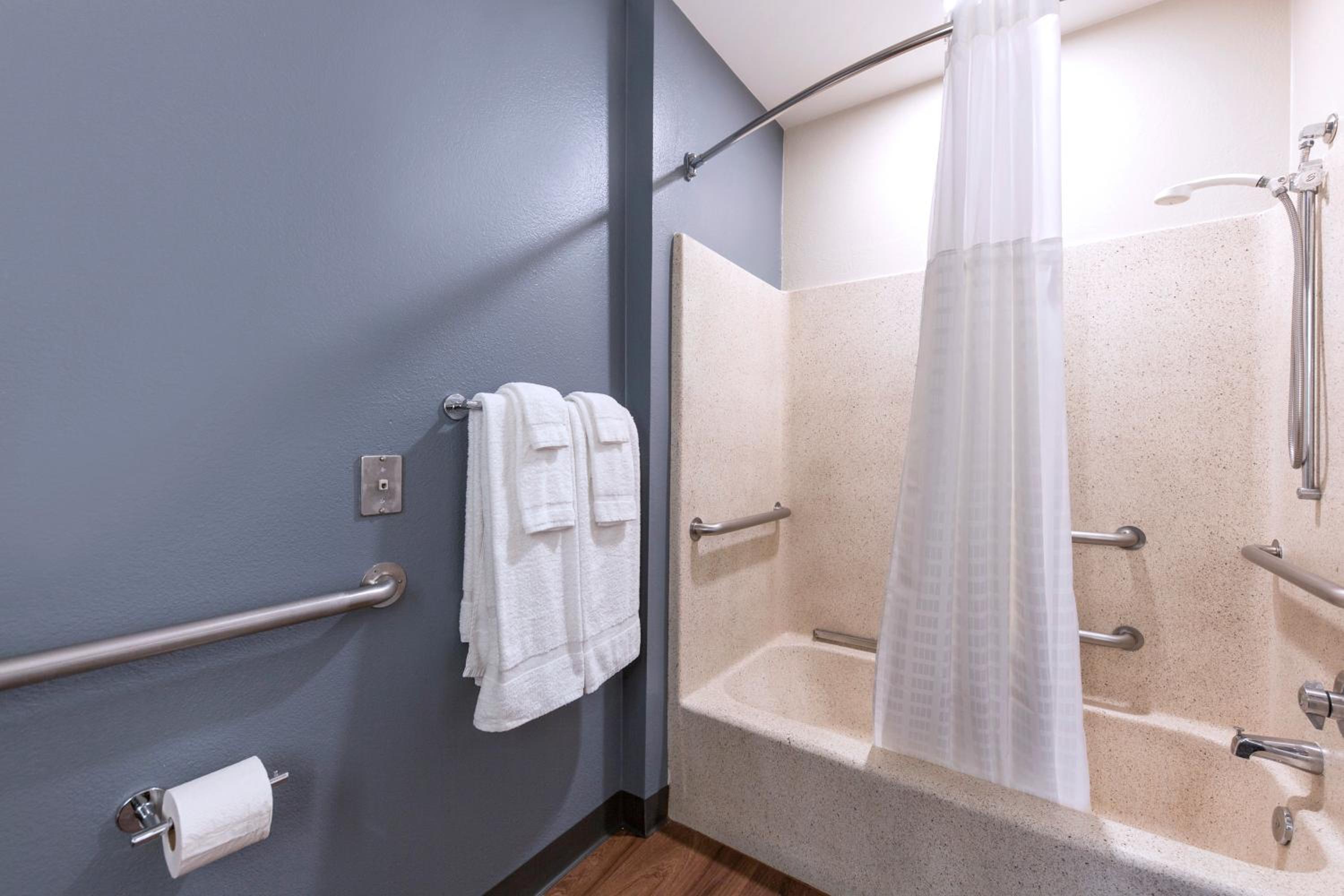 Queen studio with 1 Queen Bed - Disability Access/Non-Smoking photo 3
