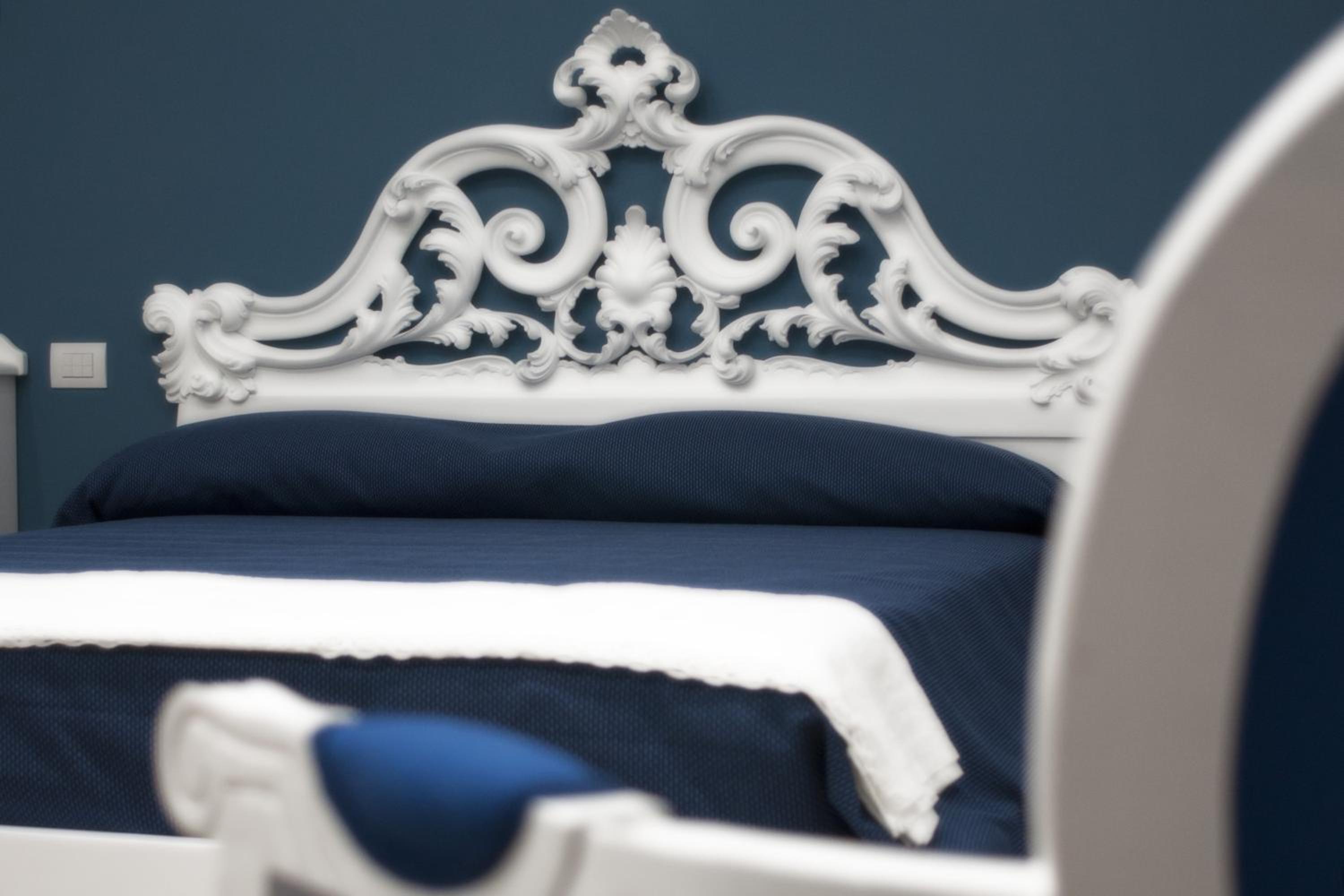 King Suite with Balcony - Photo 3