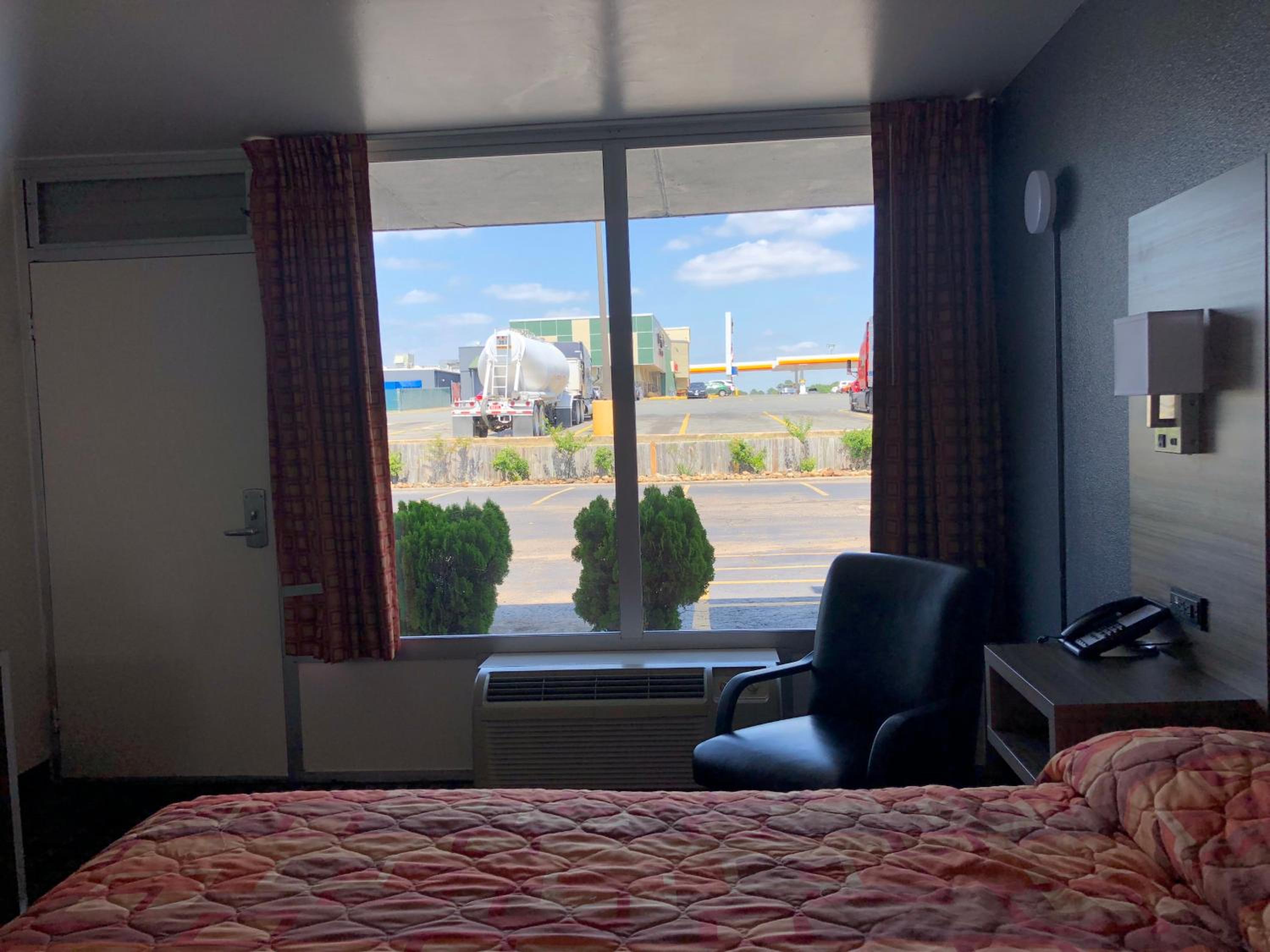 Deluxe Queen Room - Photo 4