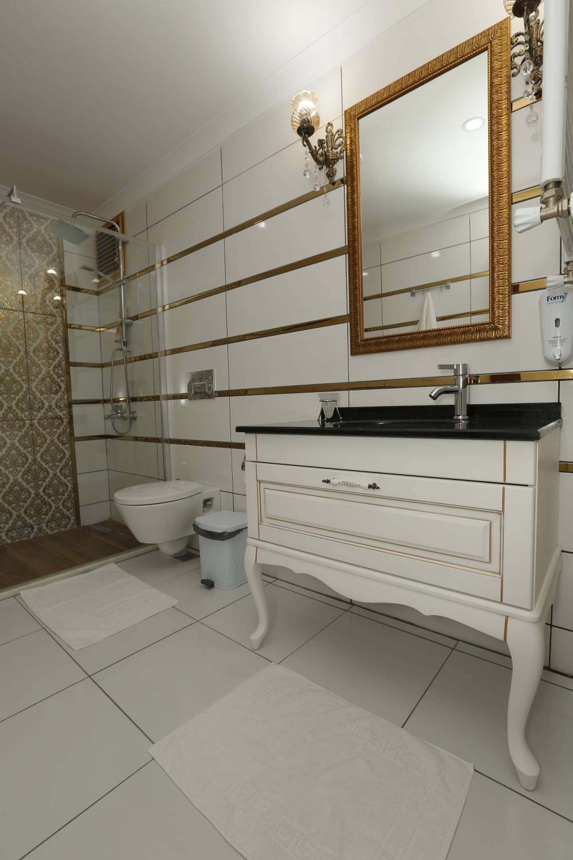Three-Bedroom Apartment with Balcony and Sea View photo 2