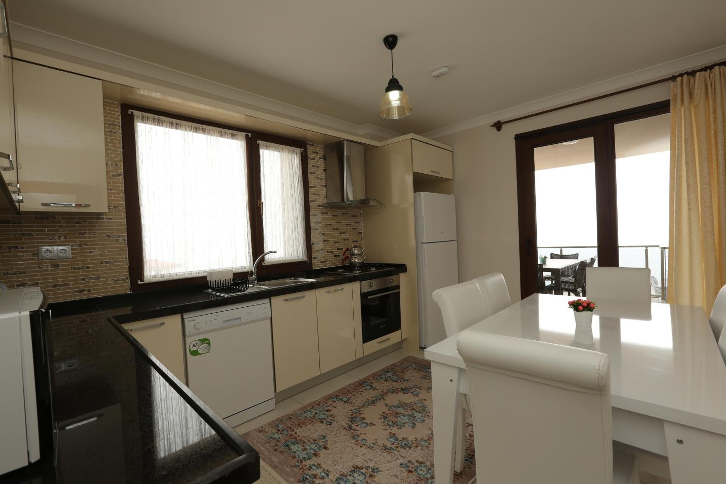 Three-Bedroom Apartment with Balcony and Sea View photo 3