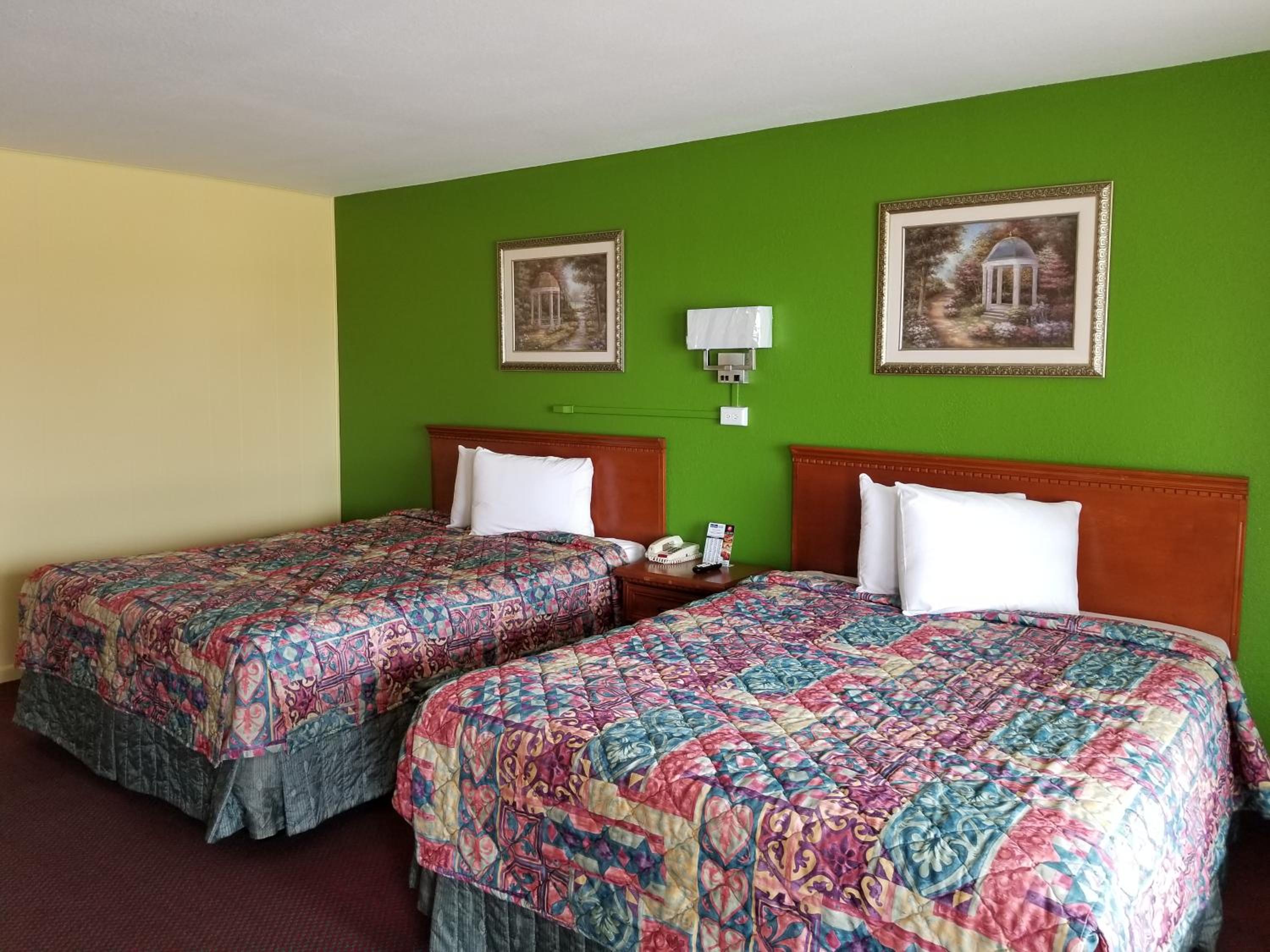 Queen Room with Two Queen Beds - Non-Smoking photo 2