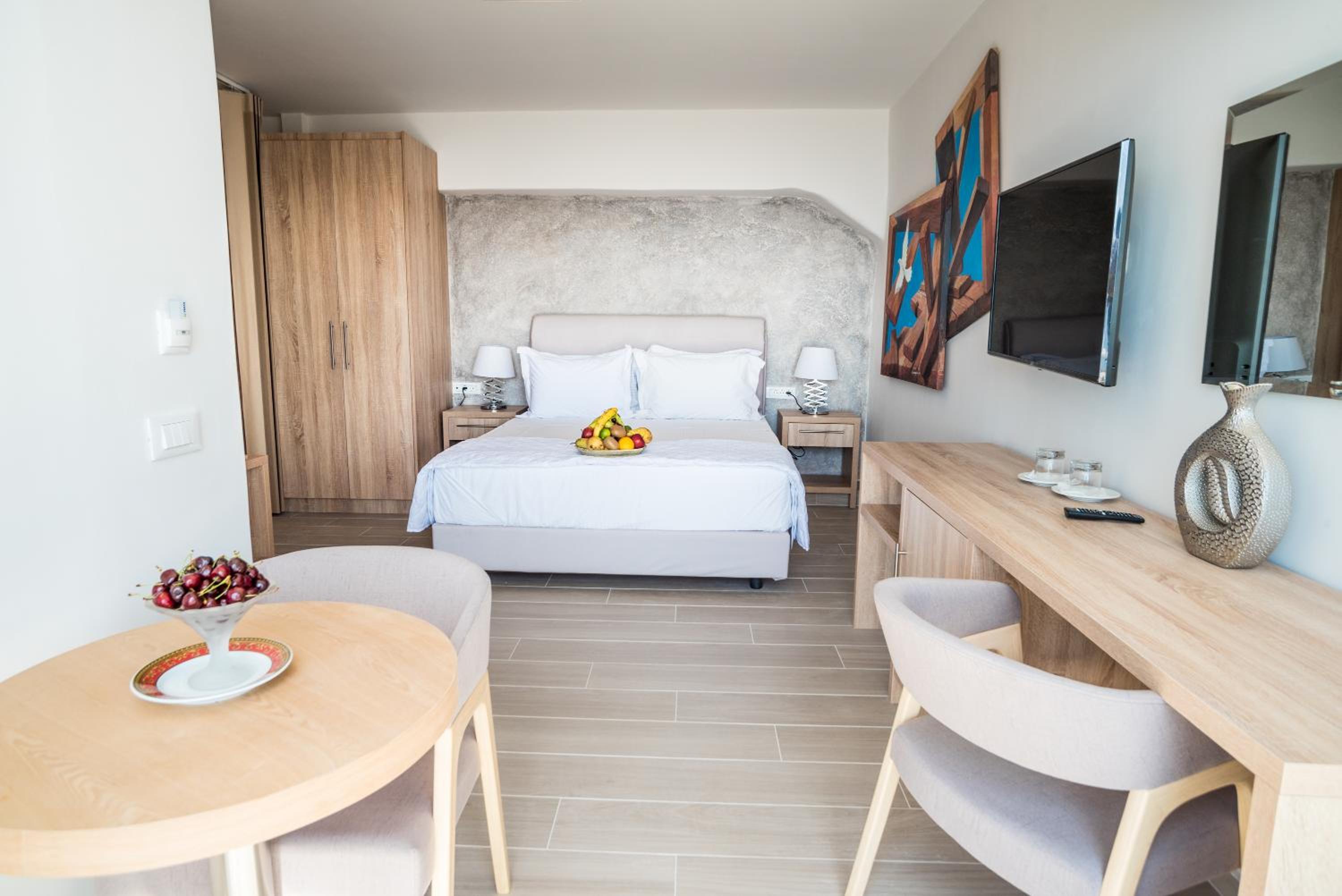 Deluxe Suite with Hot Tub and Caldera View - Photo 1