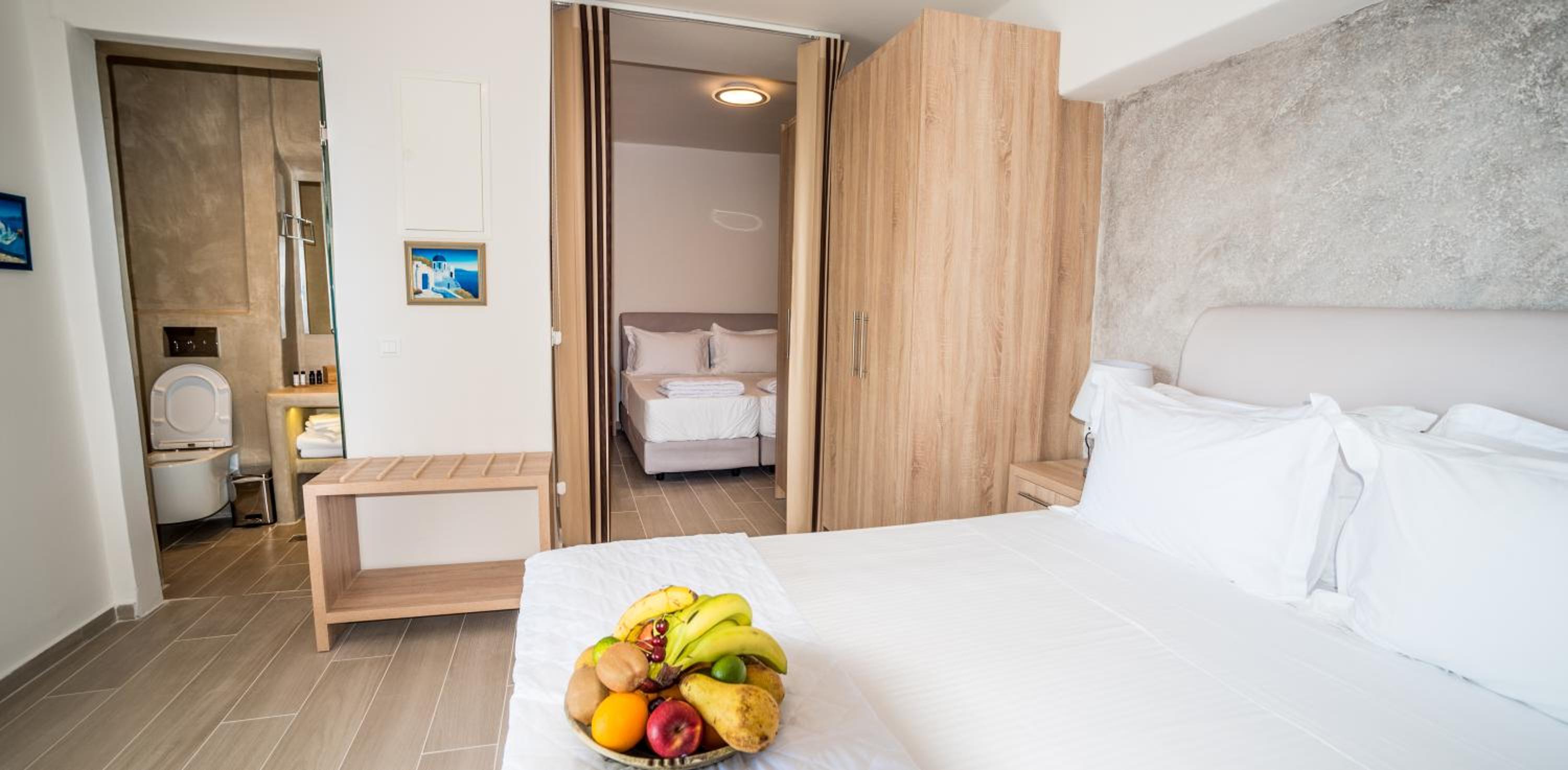 Deluxe Suite with Hot Tub and Caldera View - Photo 5