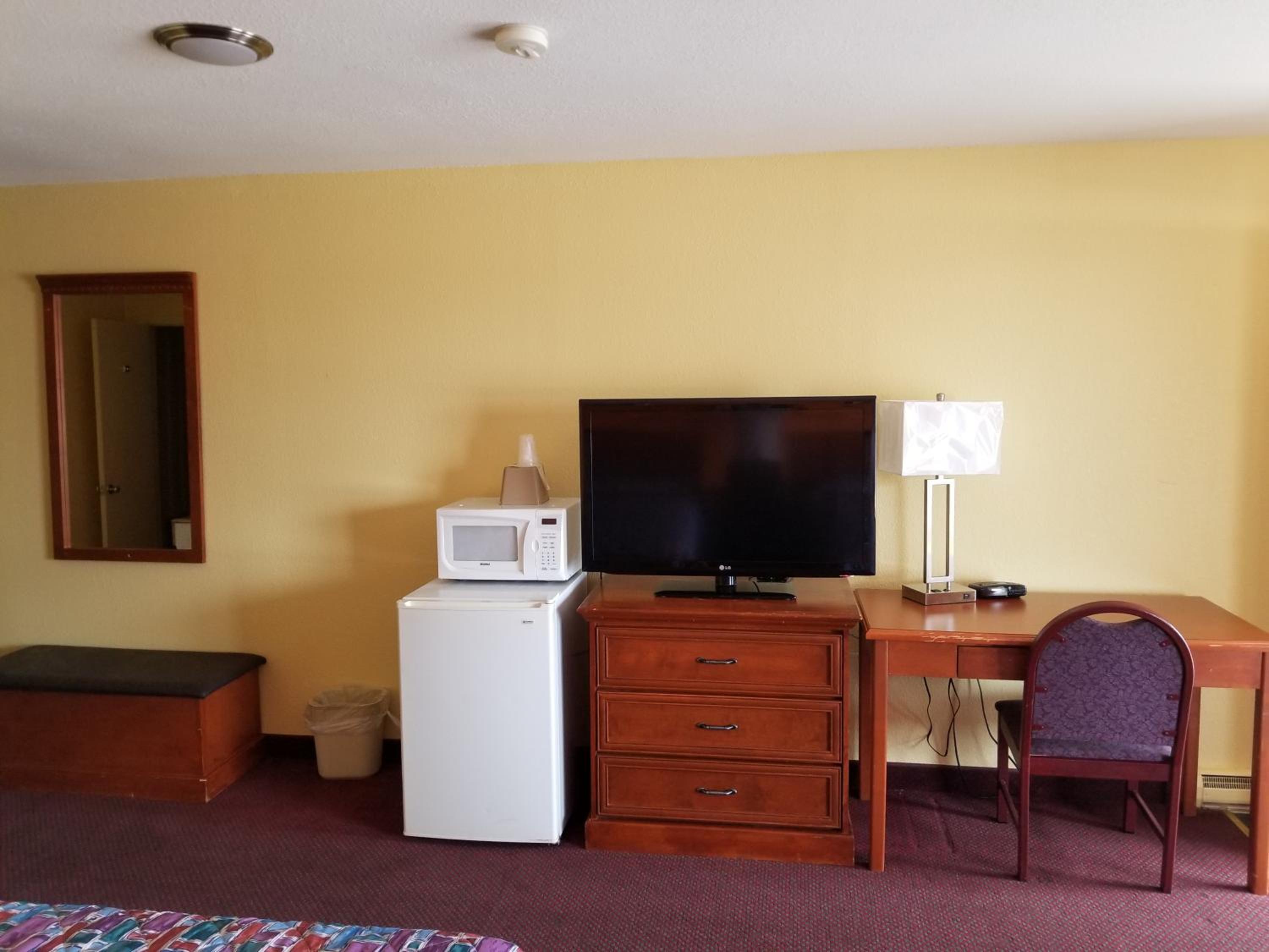 Queen Room with Two Queen Beds - Non-Smoking photo 3