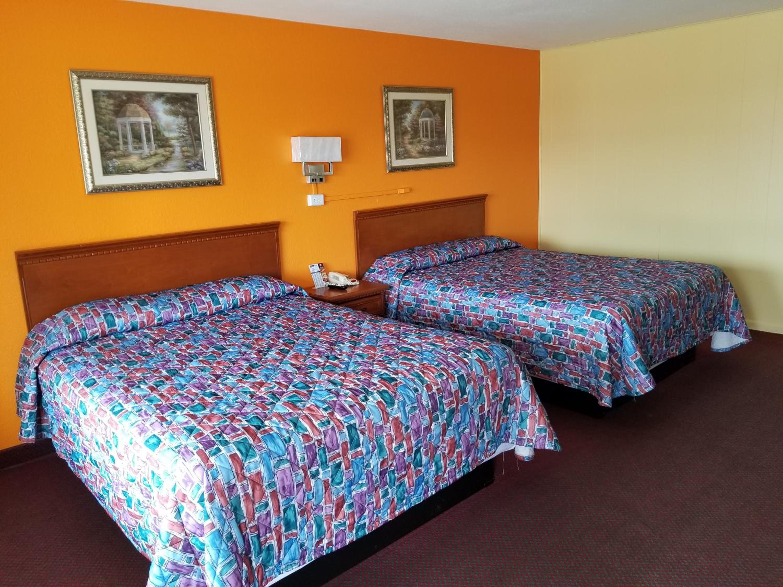 Queen Room with Two Queen Beds - Non-Smoking photo 1