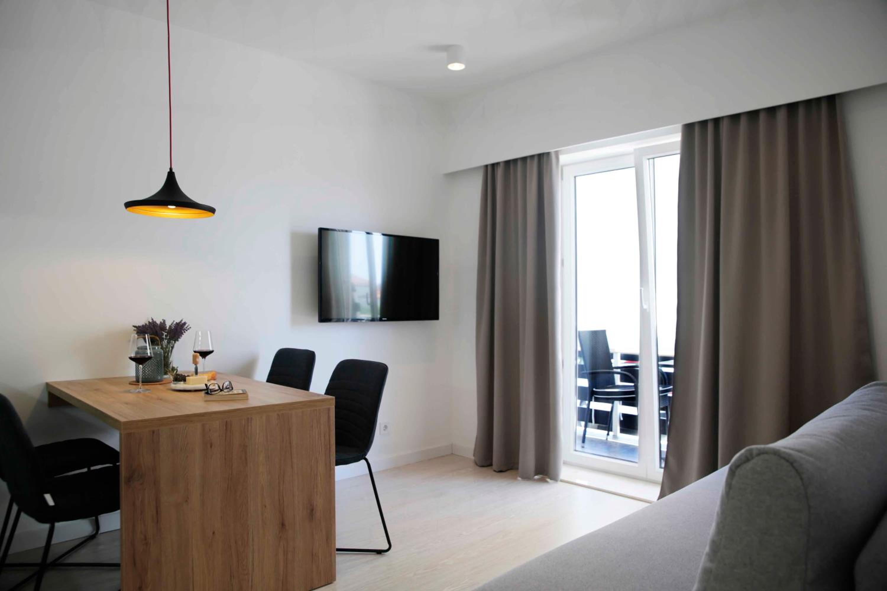 One-Bedroom Apartment photo 1