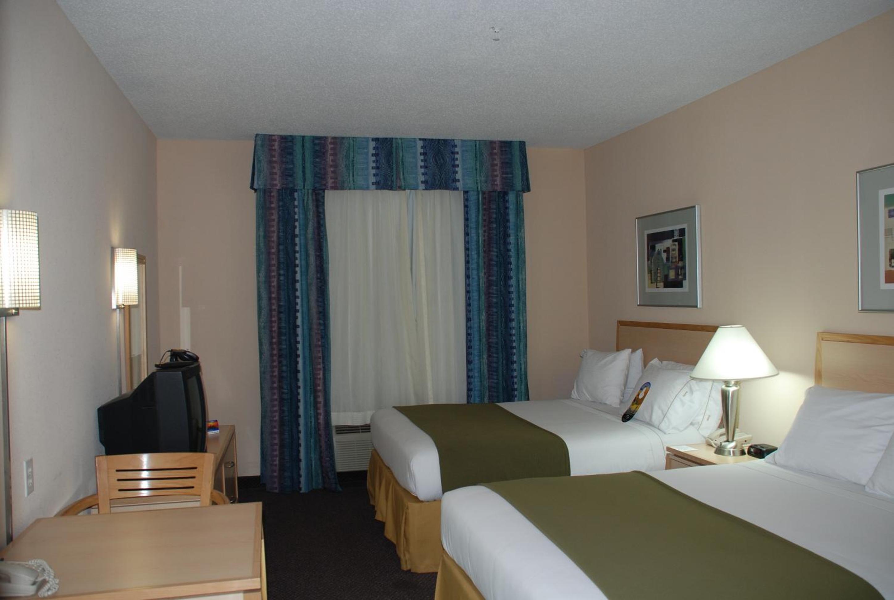 Queen Room with Two Queen Beds - Mobility Access Tub/Non-Smoking - Photo 5