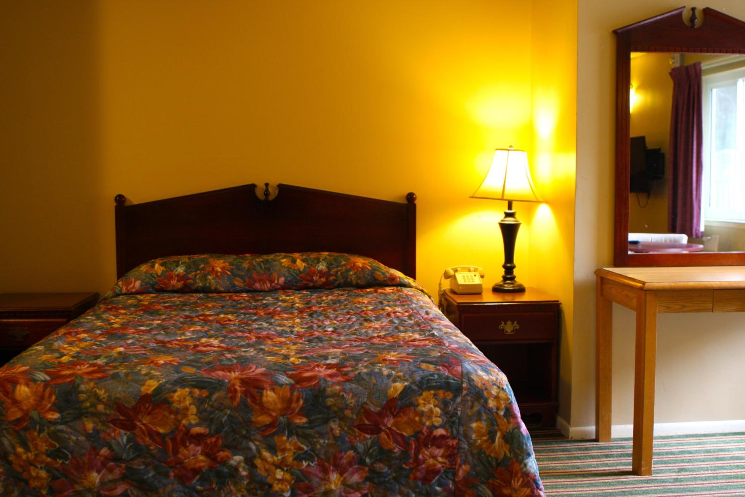 One Queen Bed and Two Full Beds  - Photo 1