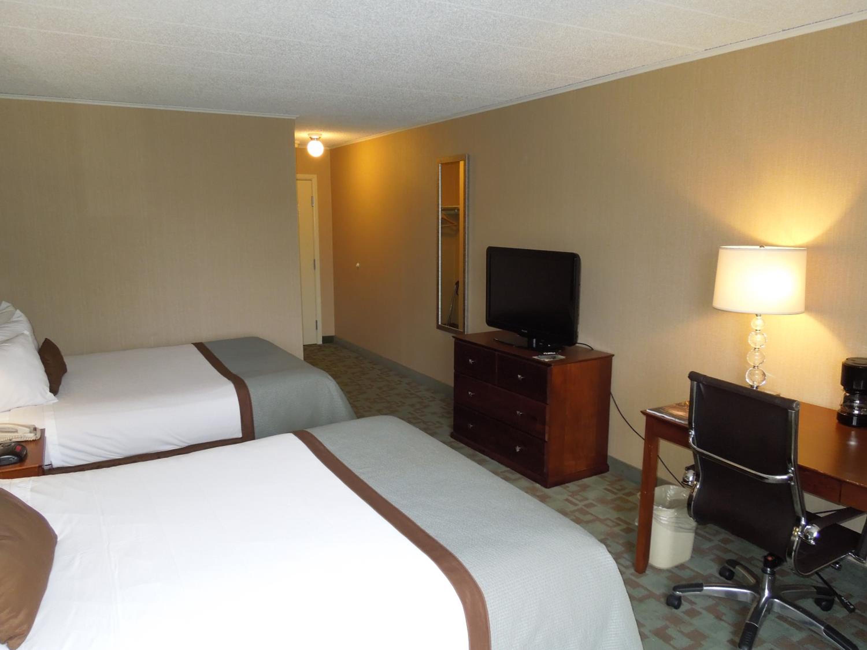 Queen Room with Two Queen Beds - Mobility Access/Non-Smoking - Photo 2