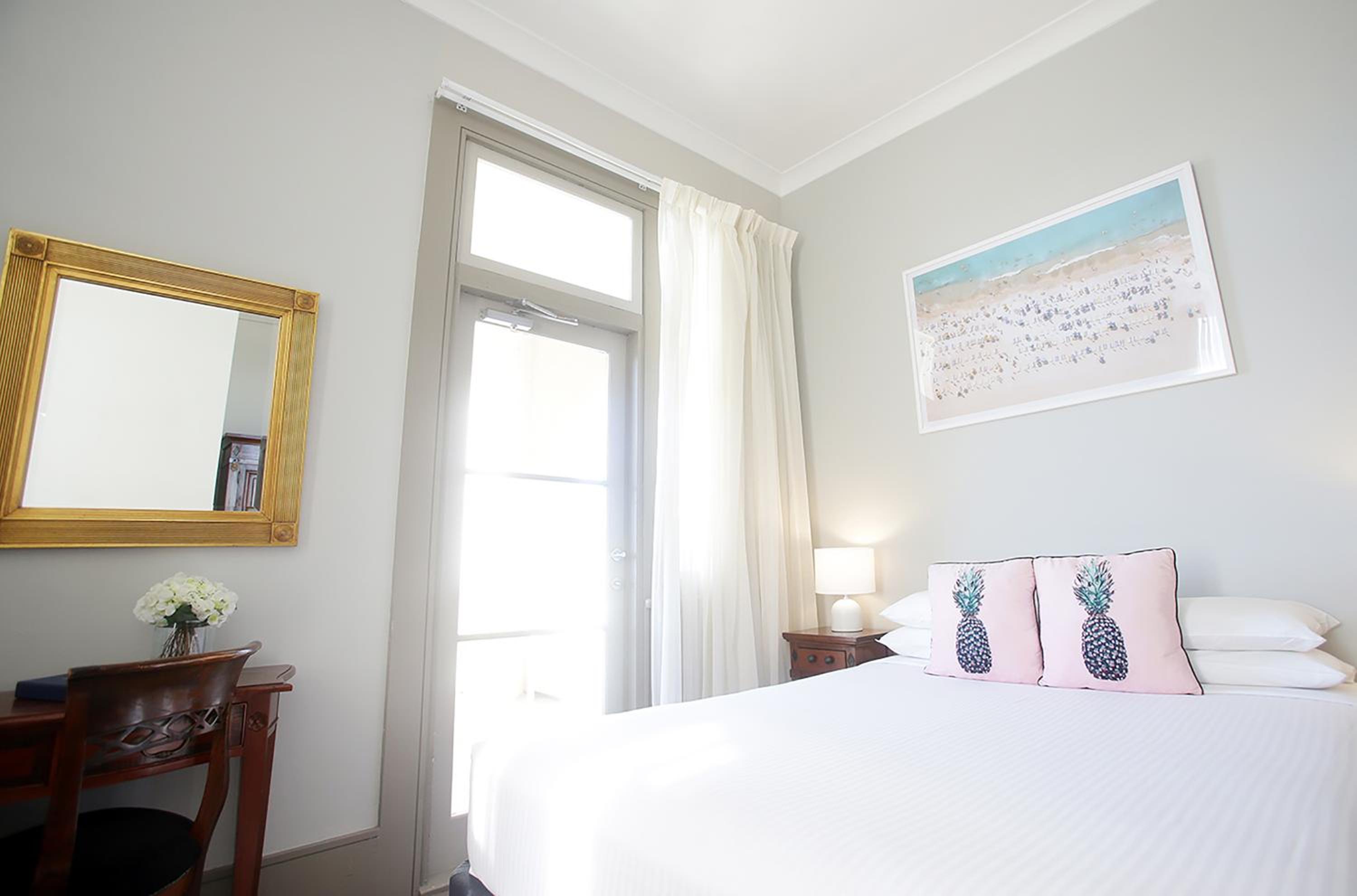 Standard Queen Room with Private Balcony Ocean Views photo 2