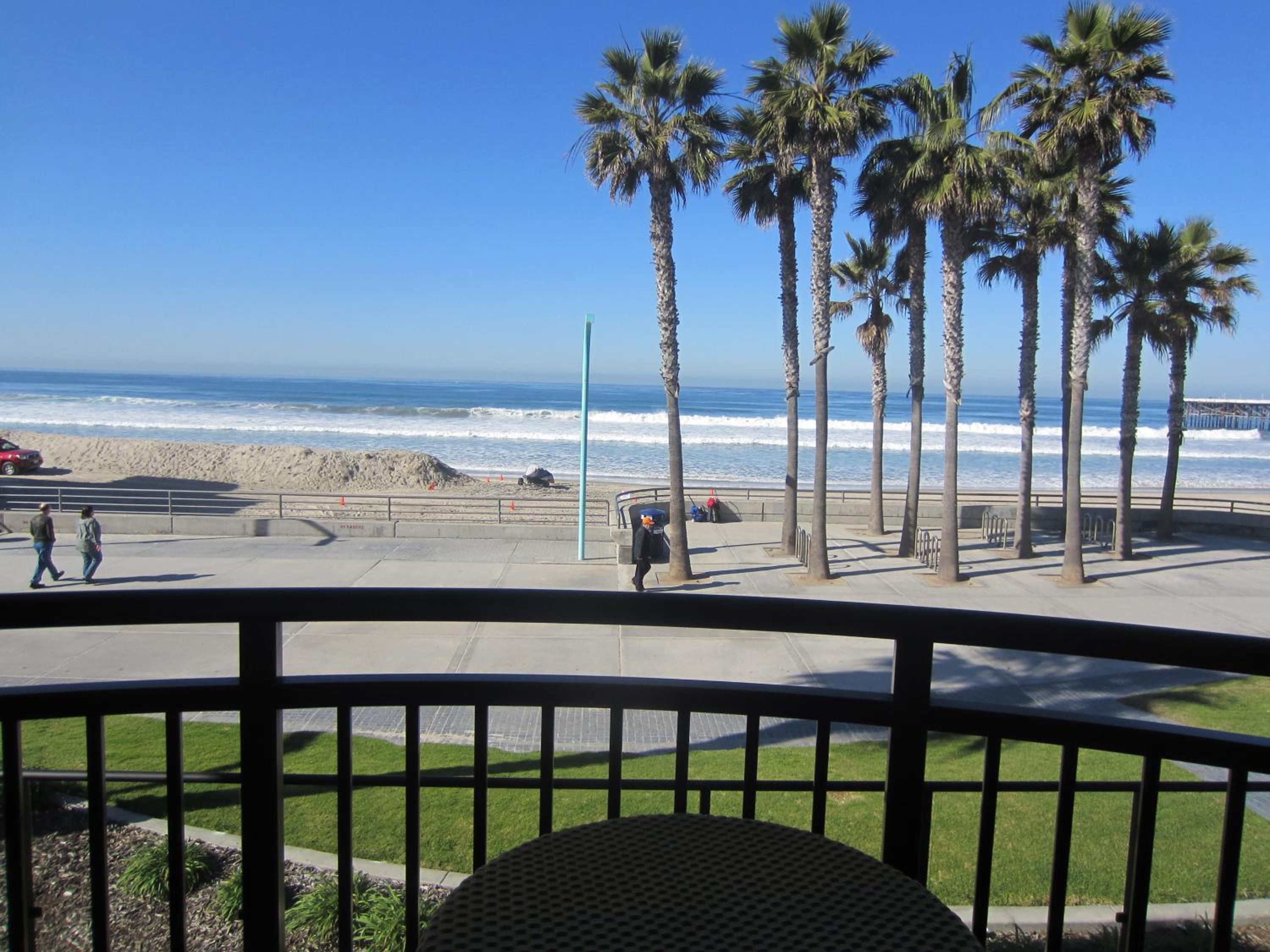 Standard Room with Ocean Front - Photo 11
