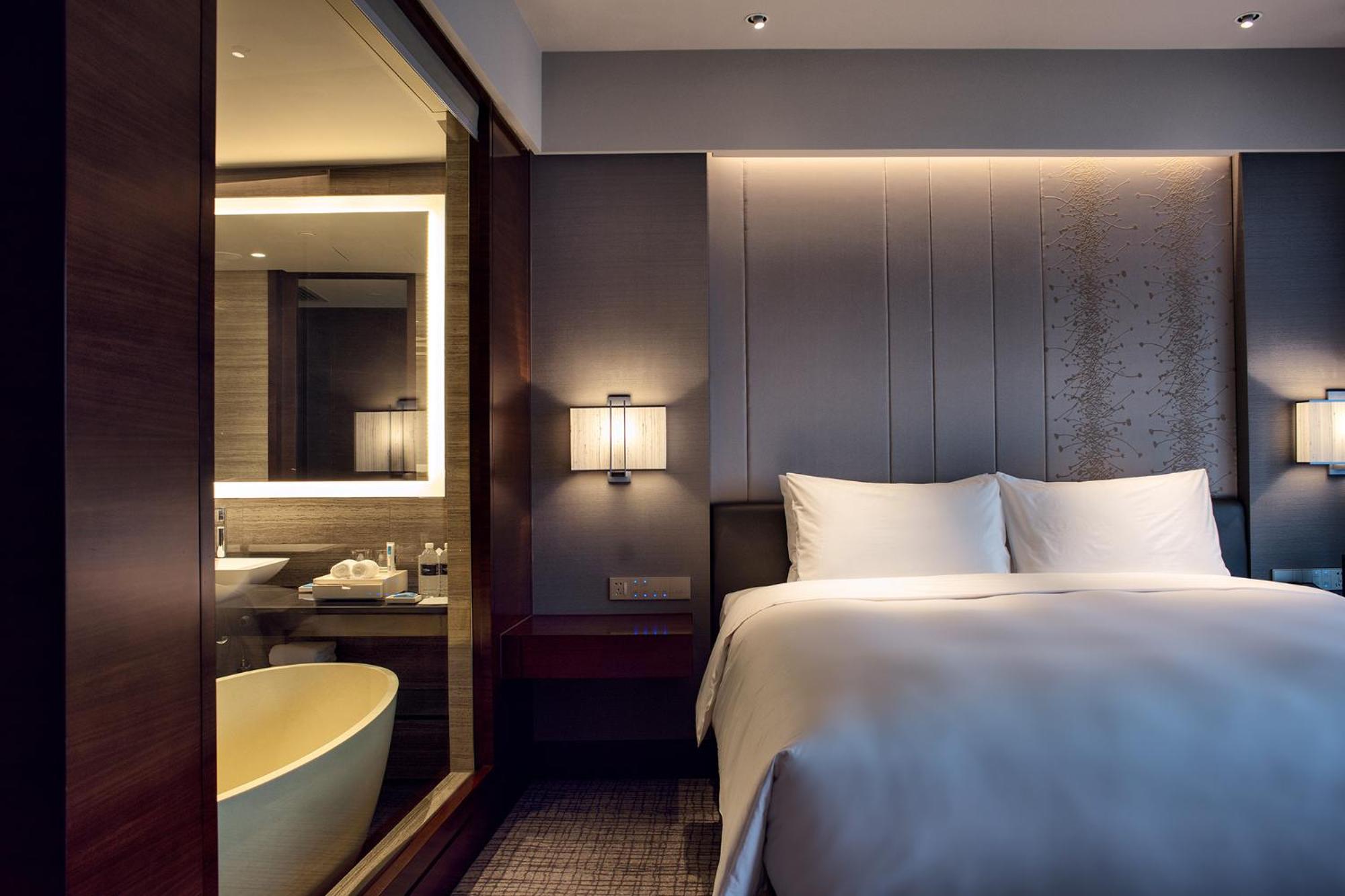 Club Deluxe King Room thumbnail 6