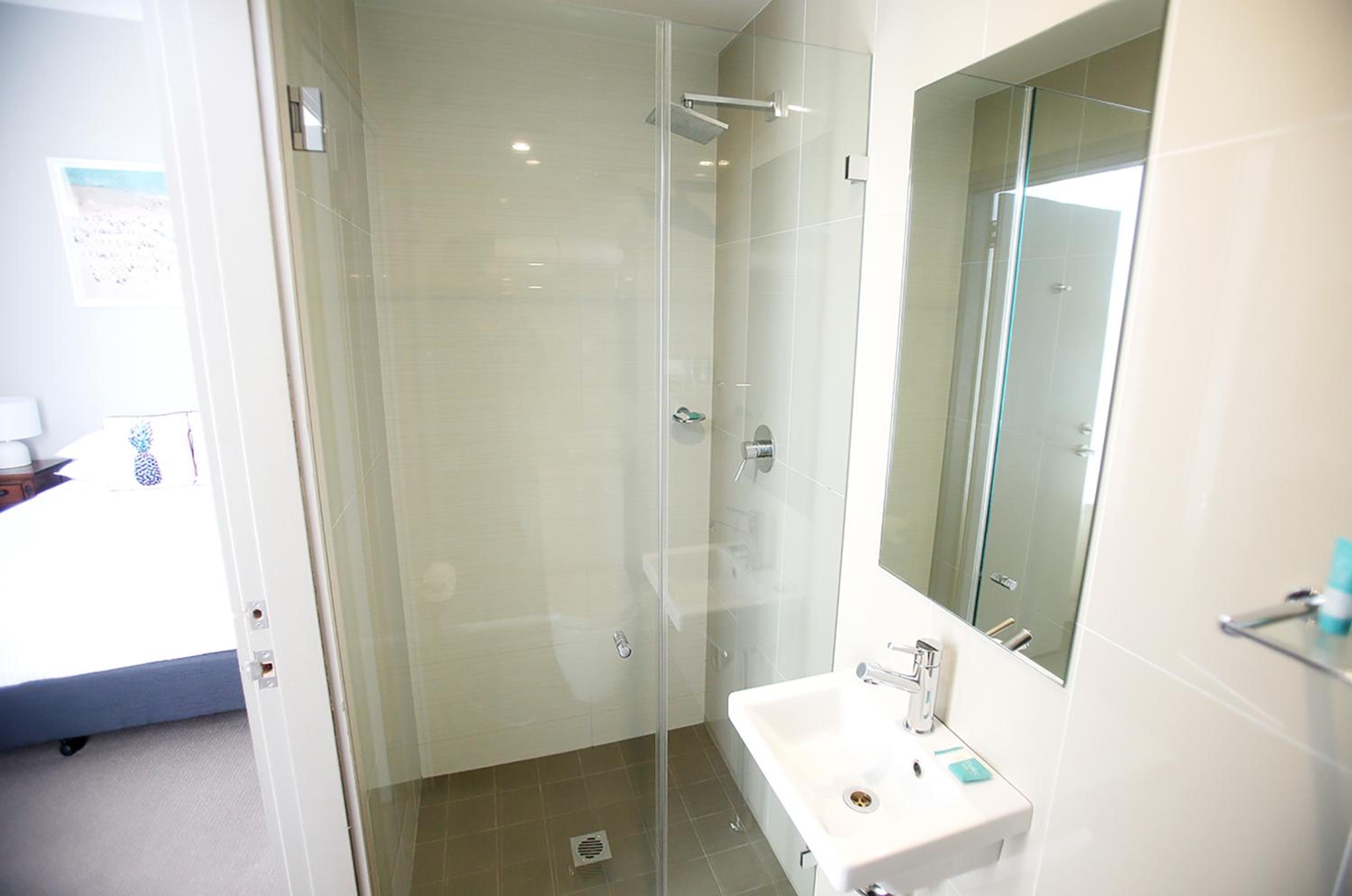 Standard Queen Room with Private Balcony Ocean Views photo 3