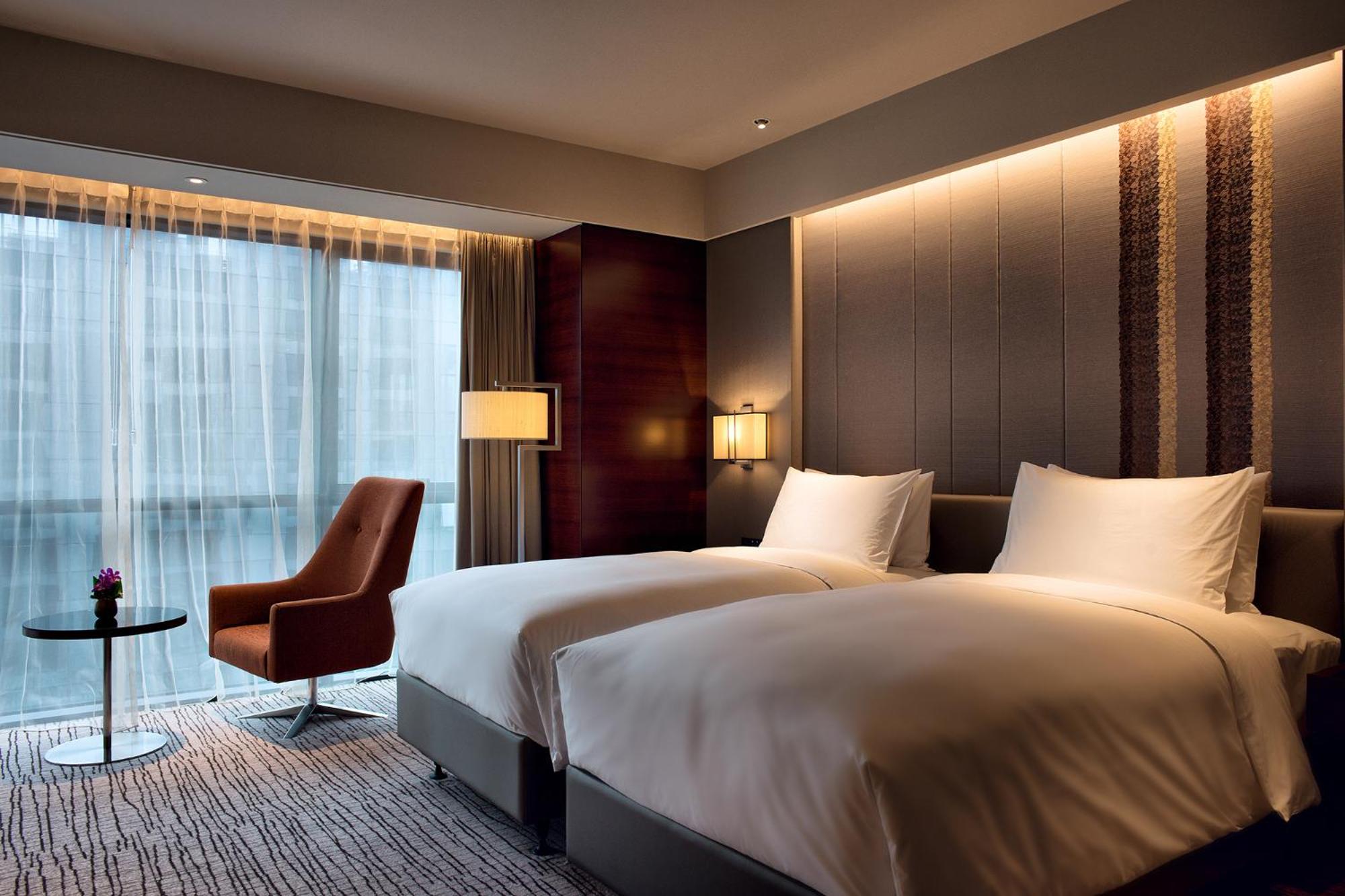 Premier Twin Room thumbnail 6