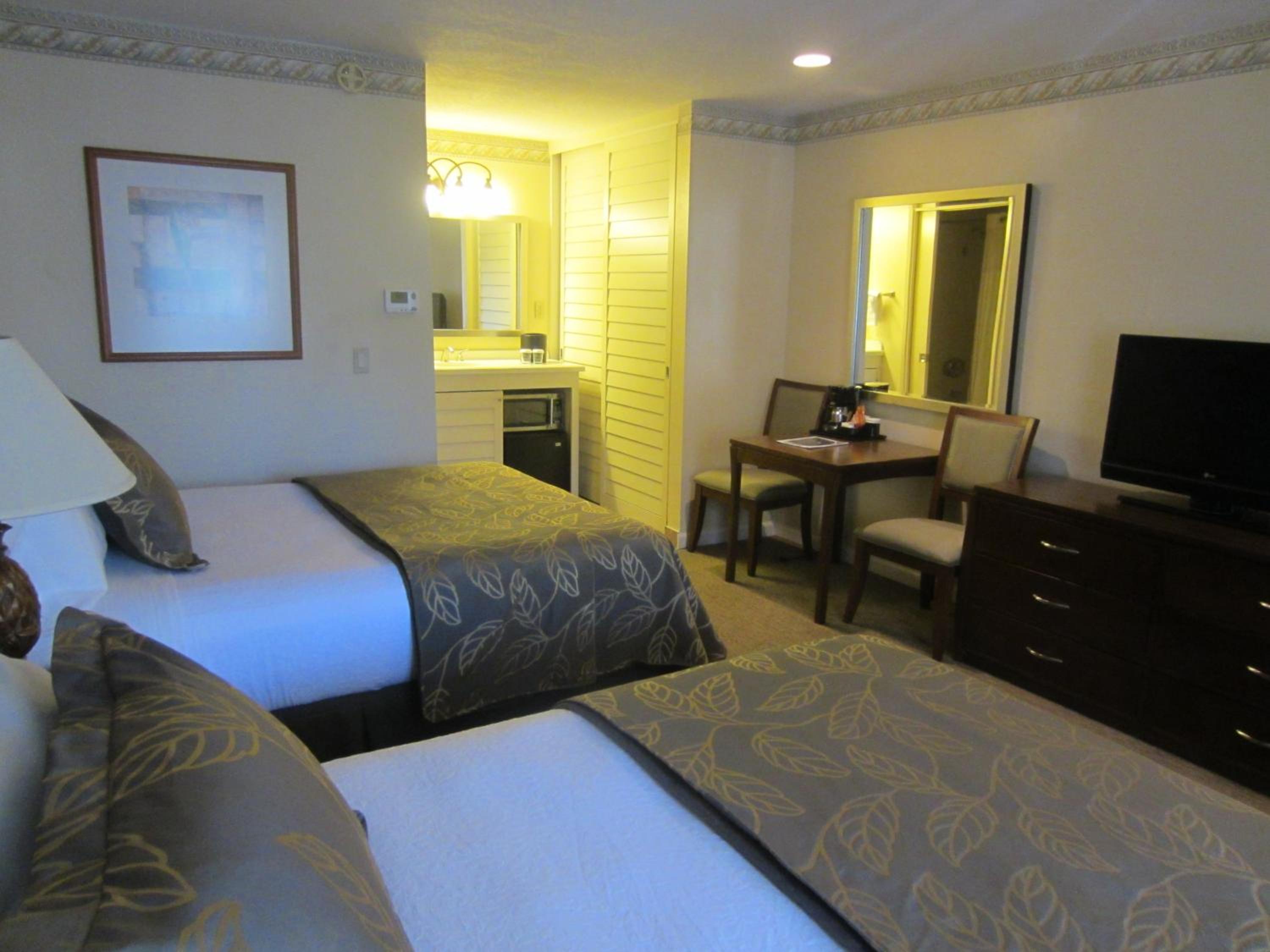 Queen Room with Two Queen Beds - Photo 2