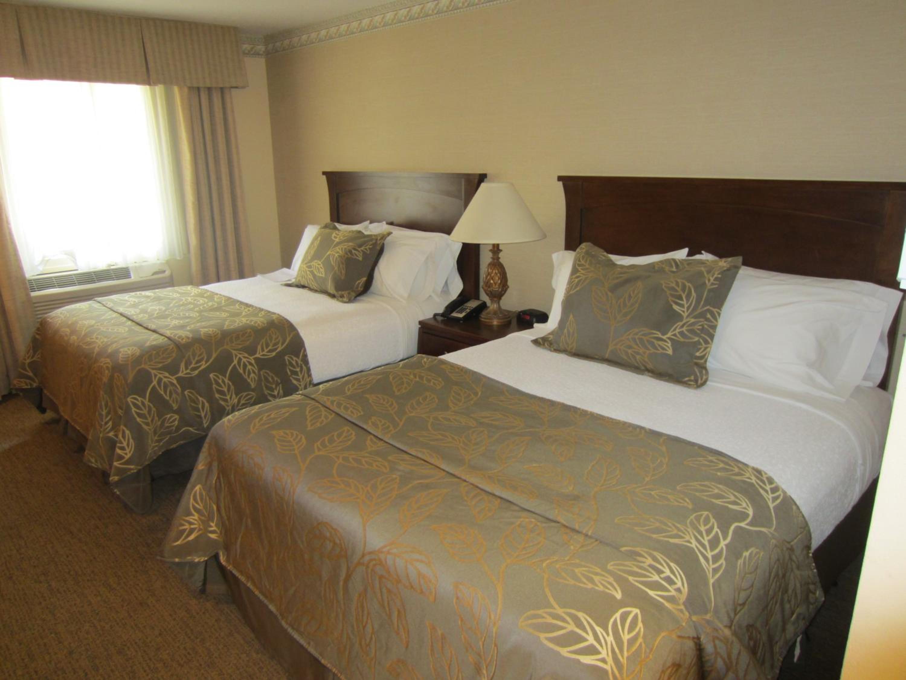 Queen Room with Two Queen Beds - Photo 5