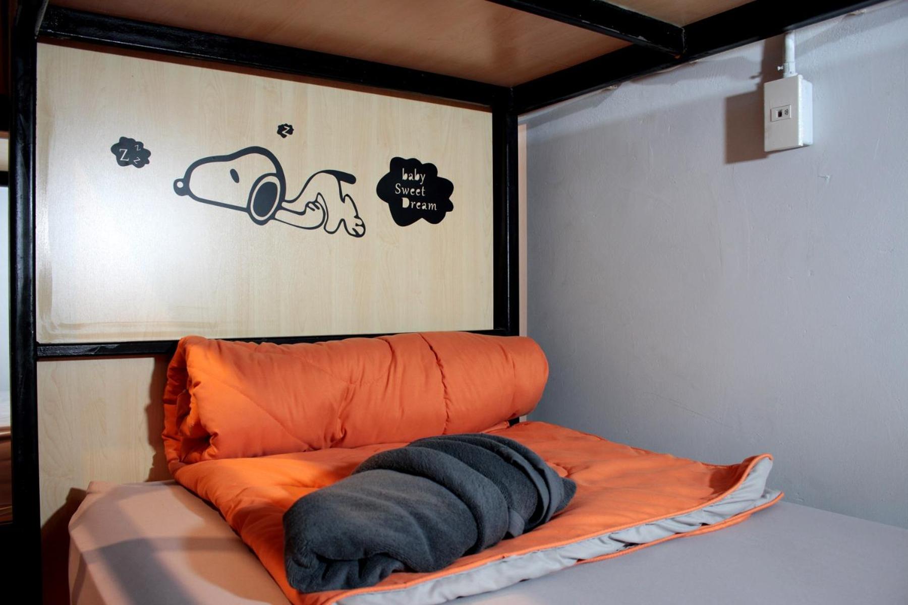 Bed in 6-Bed Female Dormitory Room photo 1