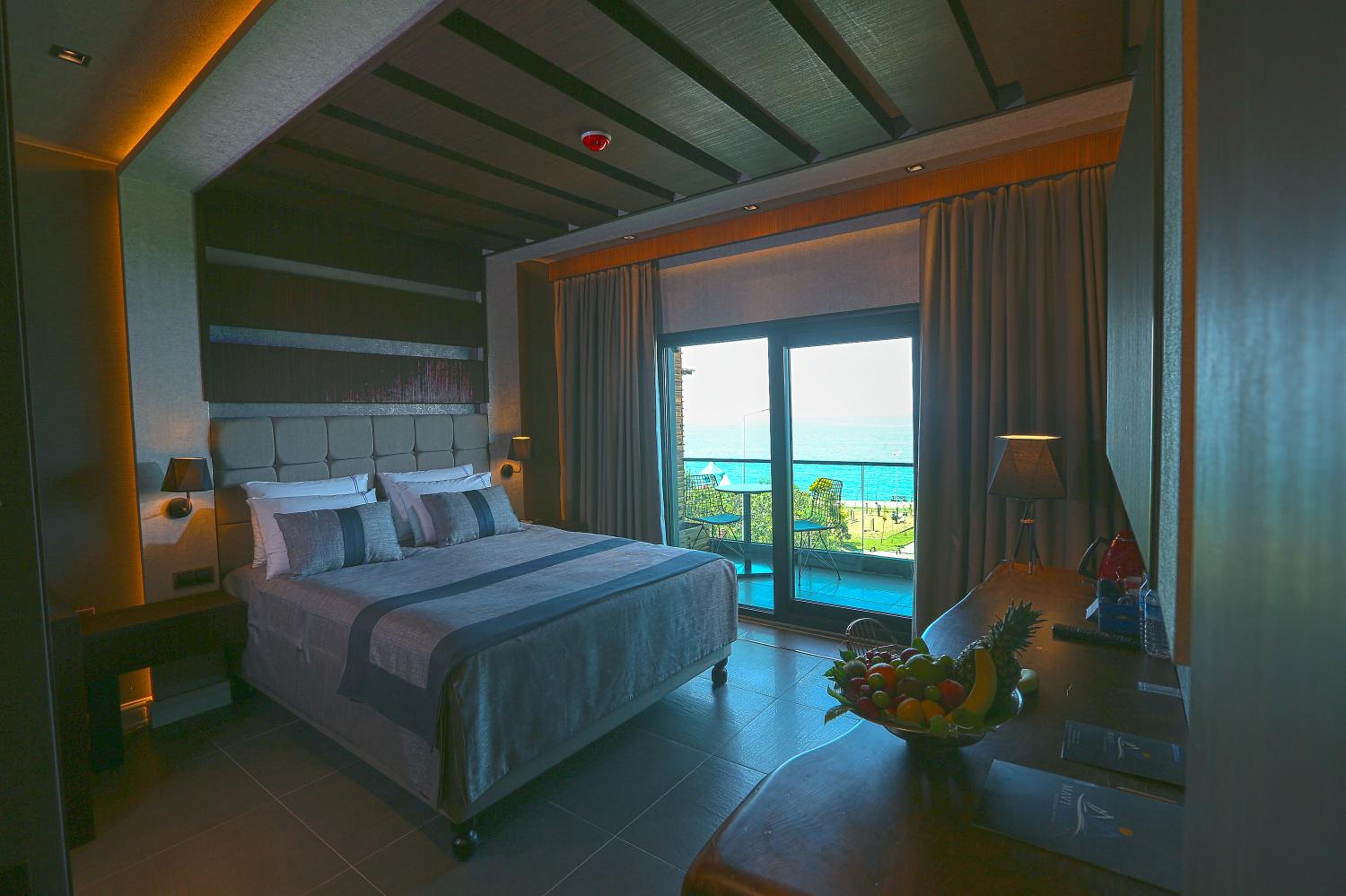 Deluxe Double Room with Balcony and Sea View - Photo 5