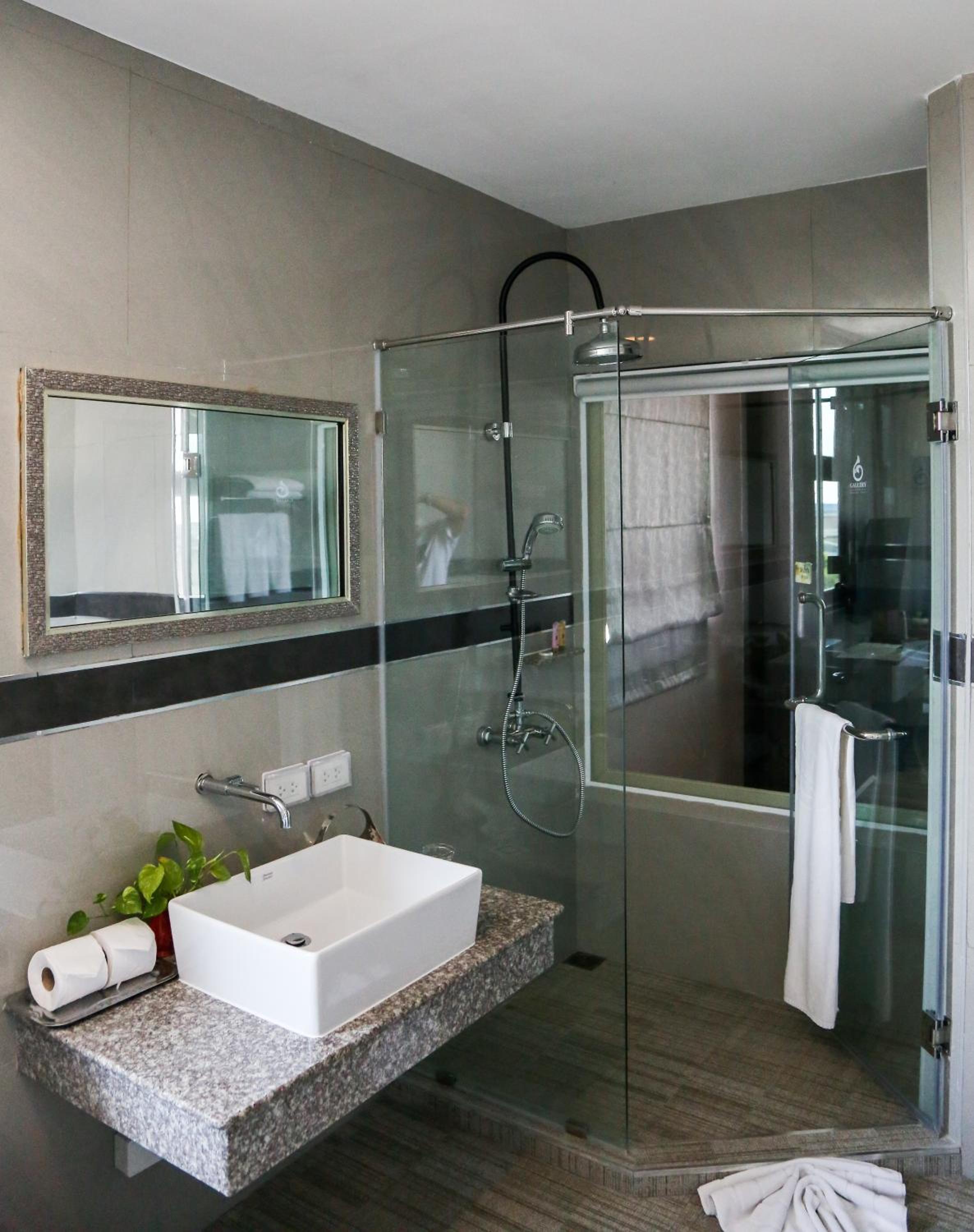 King Suite with Pool View photo 2