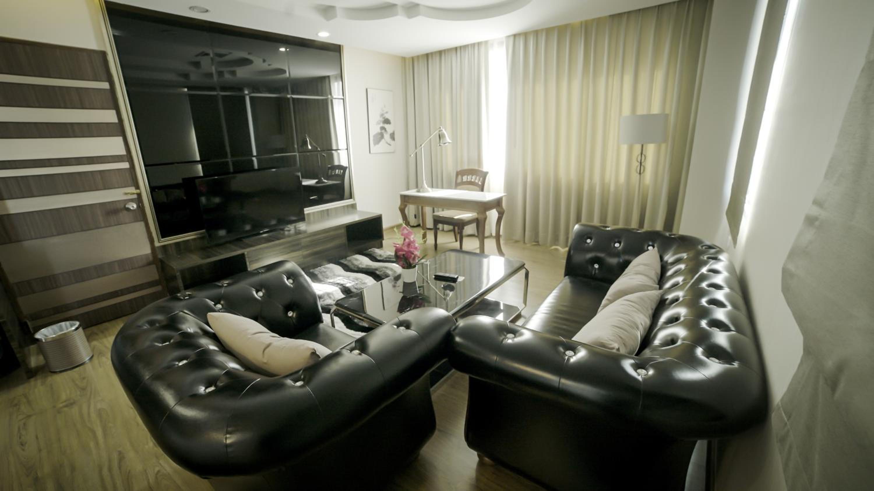 King Suite with Pool View photo 3