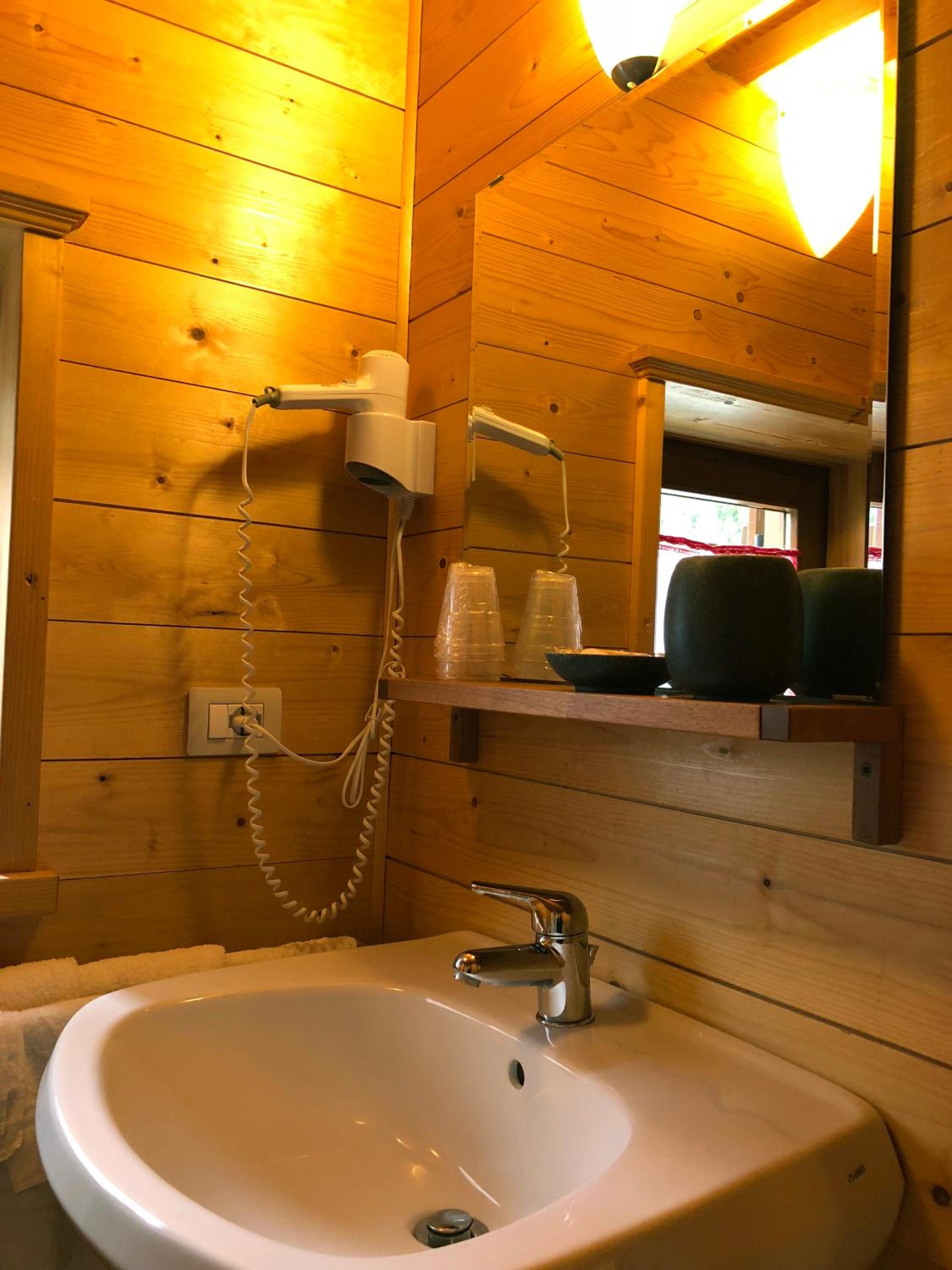 Quadruple Room with Private Bathroom - Photo 4